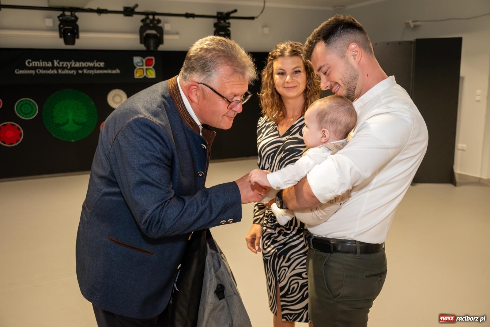 Zdjęcie w galerii na portalu naszraciborz.pl: W Tworkowie przywitano najmłodszych mieszkańców gminy Krzyżanowice wiadomości z regionu