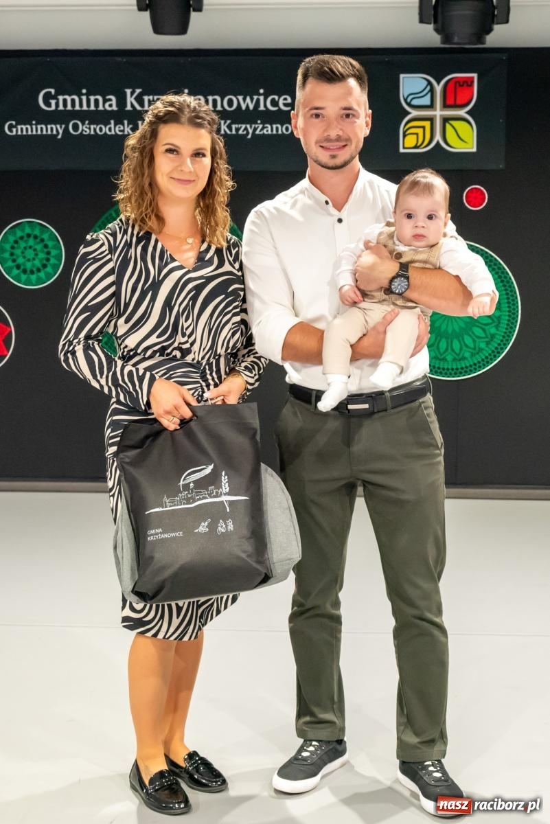 Zdjęcie w galerii na portalu naszraciborz.pl: W Tworkowie przywitano najmłodszych mieszkańców gminy Krzyżanowice wiadomości z regionu