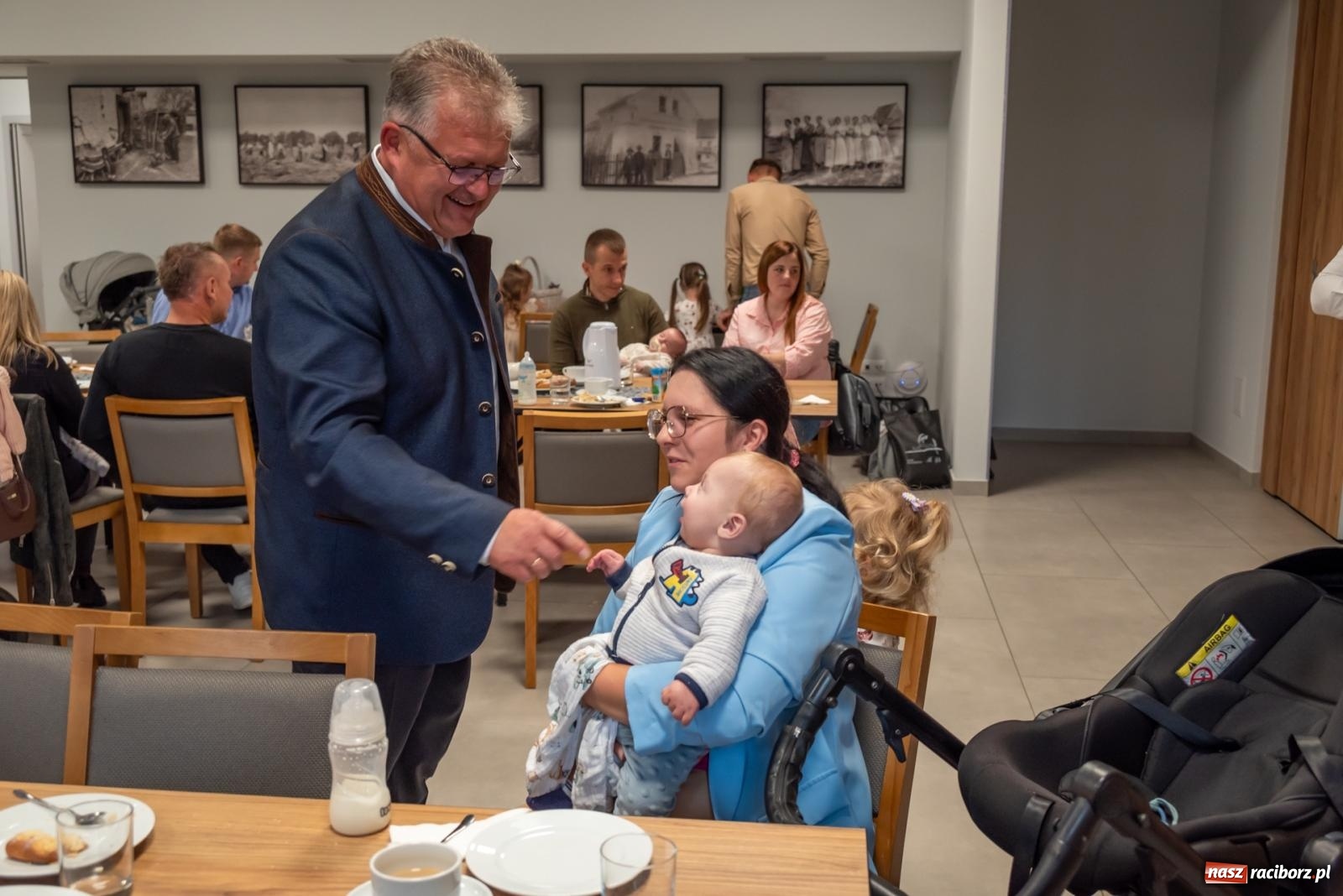 Zdjęcie w galerii na portalu naszraciborz.pl: W Tworkowie przywitano najmłodszych mieszkańców gminy Krzyżanowice wiadomości z regionu