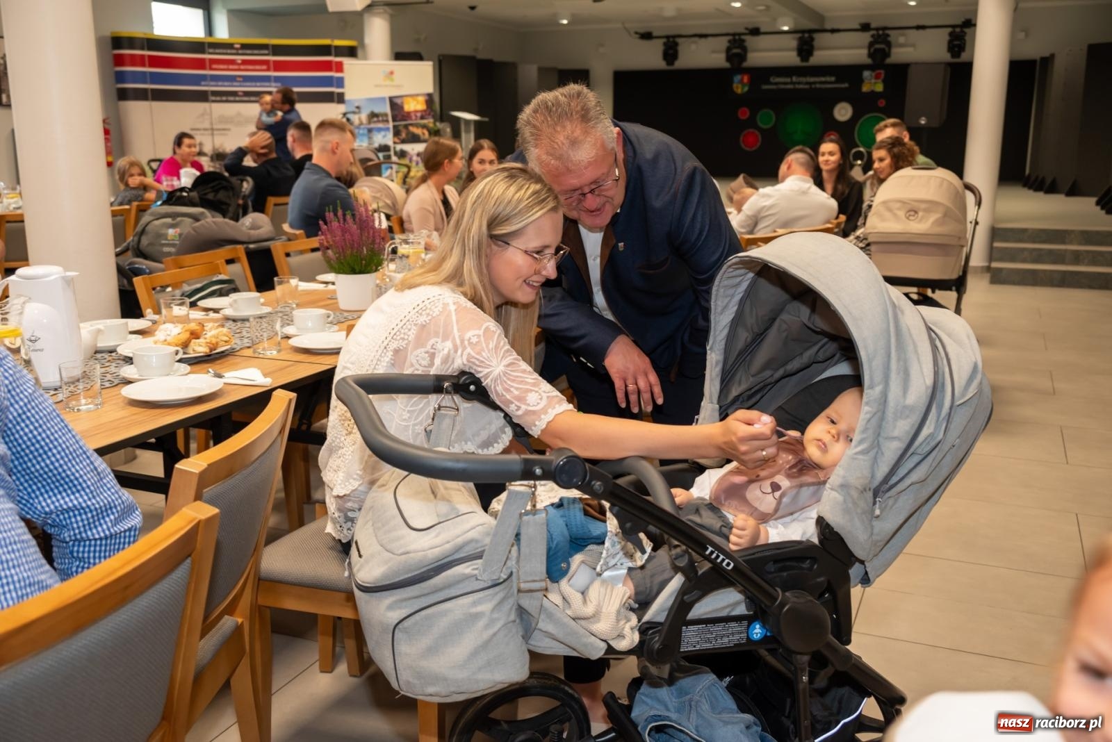 Zdjęcie w galerii na portalu naszraciborz.pl: W Tworkowie przywitano najmłodszych mieszkańców gminy Krzyżanowice wiadomości z regionu