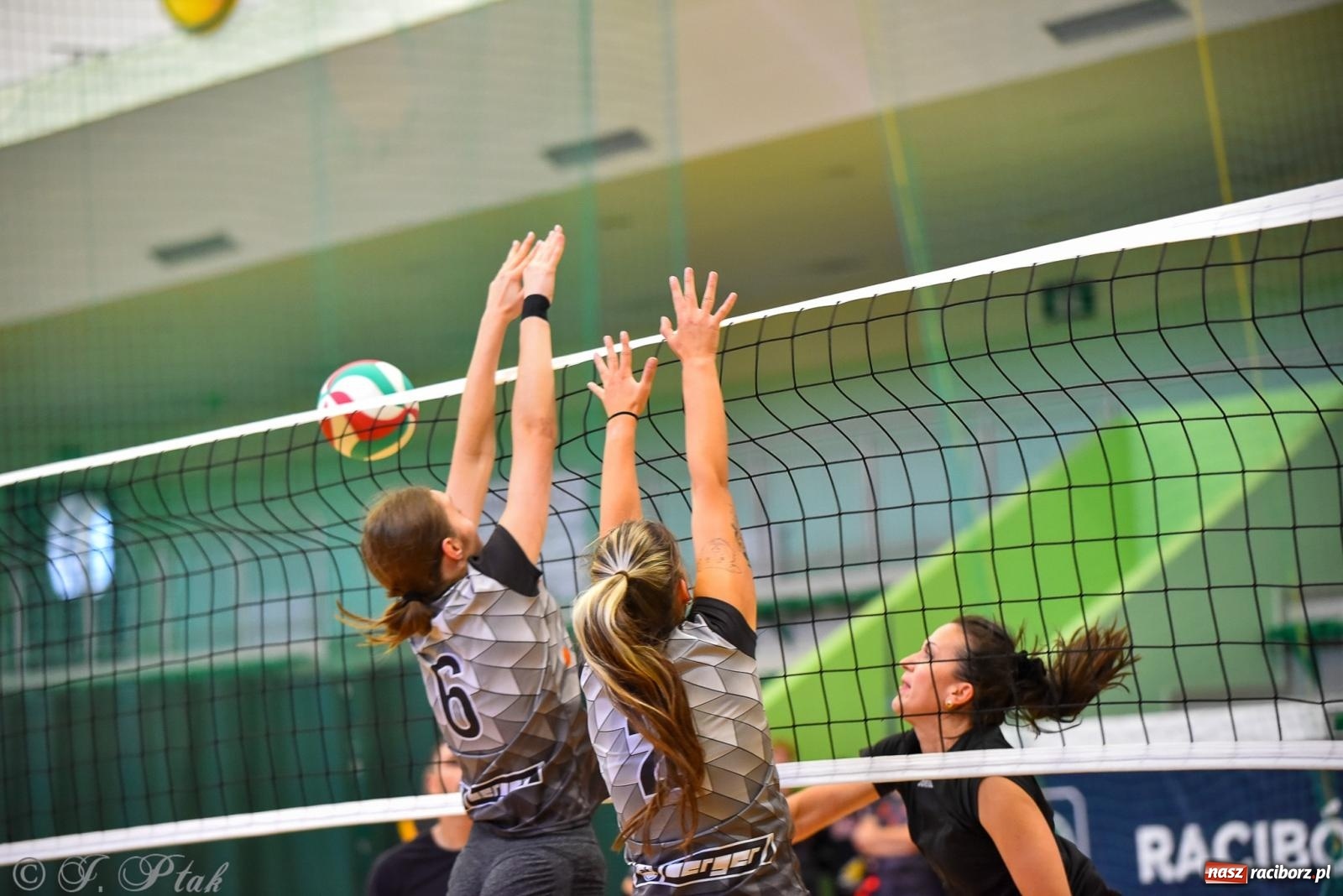 Zdjęcie w galerii na portalu naszraciborz.pl: Siatkarski Turniej Charytatywny w Raciborzu – sport i serca dla Sebastiana wiadomości z regionu