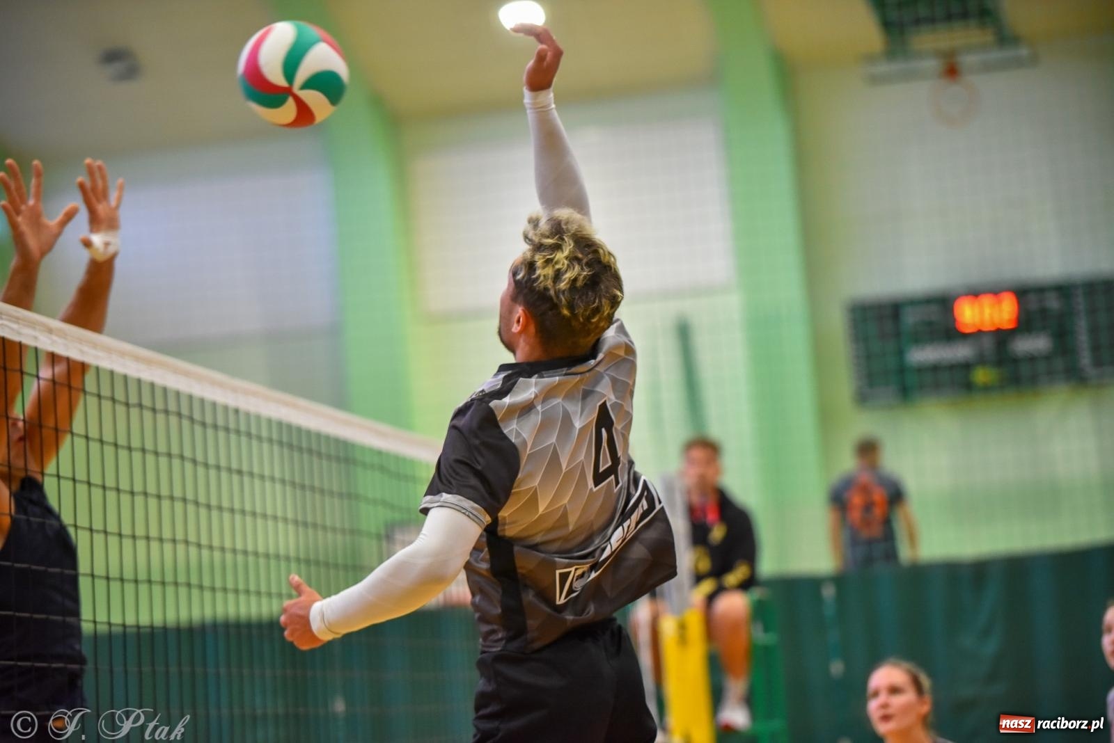 Zdjęcie w galerii na portalu naszraciborz.pl: Siatkarski Turniej Charytatywny w Raciborzu – sport i serca dla Sebastiana wiadomości z regionu