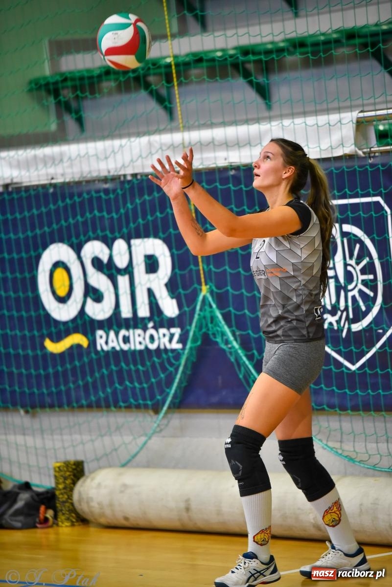 Zdjęcie w galerii na portalu naszraciborz.pl: Siatkarski Turniej Charytatywny w Raciborzu – sport i serca dla Sebastiana wiadomości z regionu