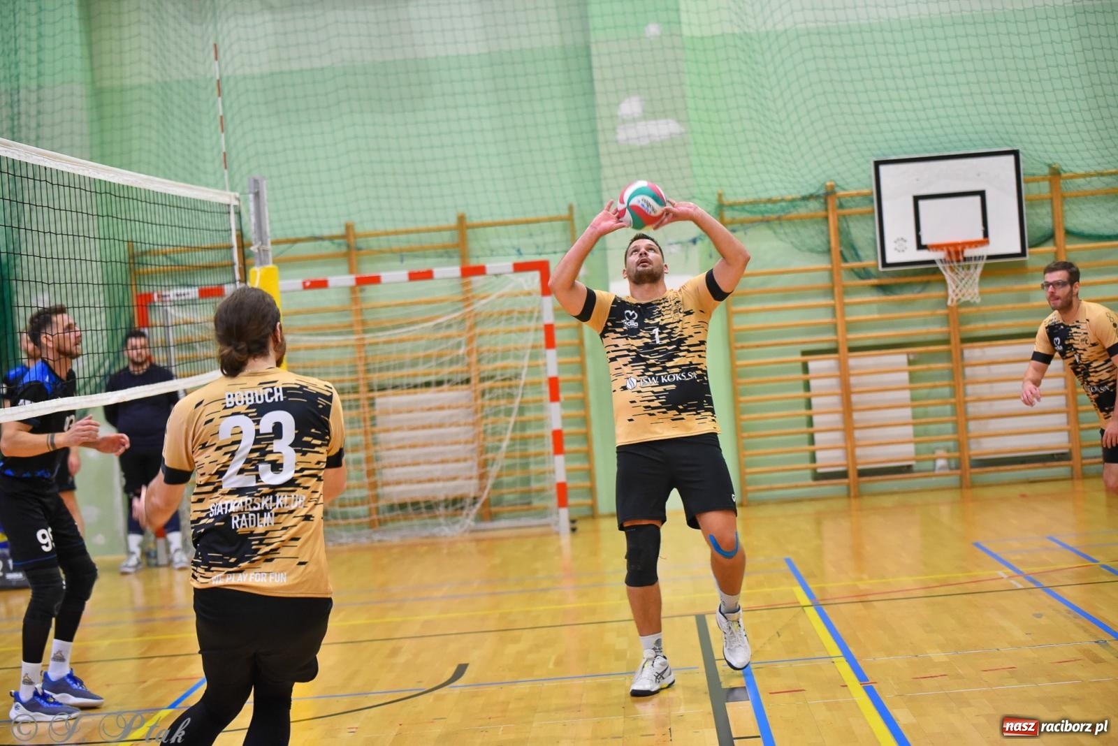 Zdjęcie w galerii na portalu naszraciborz.pl: Siatkarski Turniej Charytatywny w Raciborzu – sport i serca dla Sebastiana wiadomości z regionu