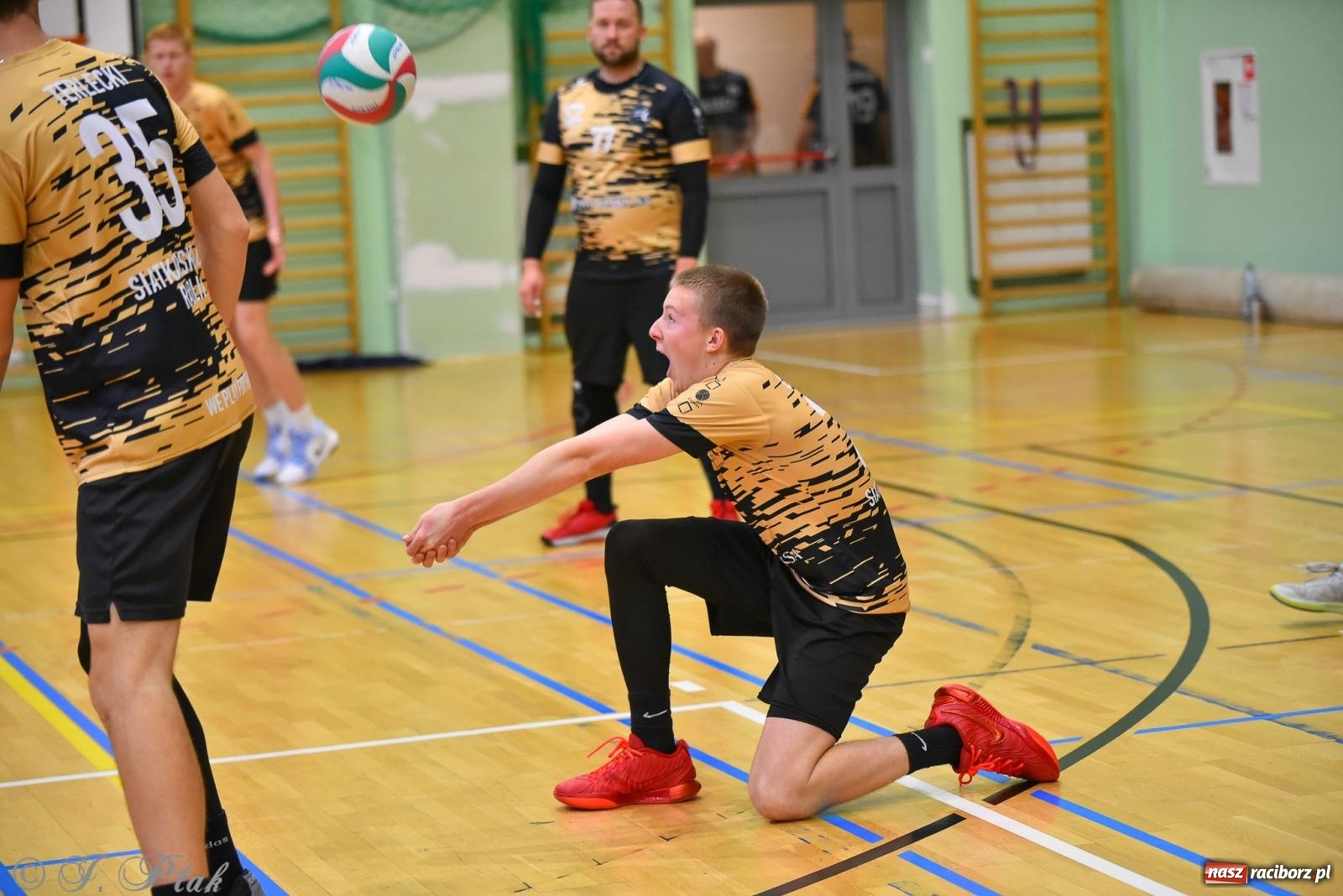 Zdjęcie w galerii na portalu naszraciborz.pl: Siatkarski Turniej Charytatywny w Raciborzu – sport i serca dla Sebastiana wiadomości z regionu