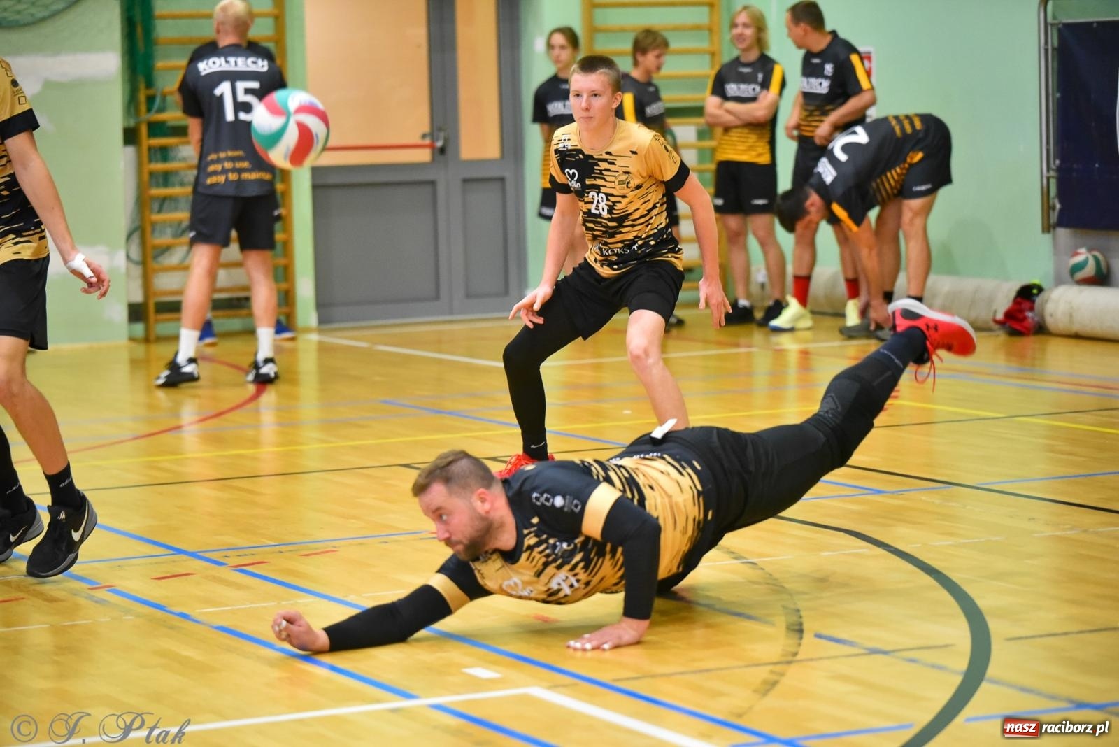 Zdjęcie w galerii na portalu naszraciborz.pl: Siatkarski Turniej Charytatywny w Raciborzu – sport i serca dla Sebastiana wiadomości z regionu
