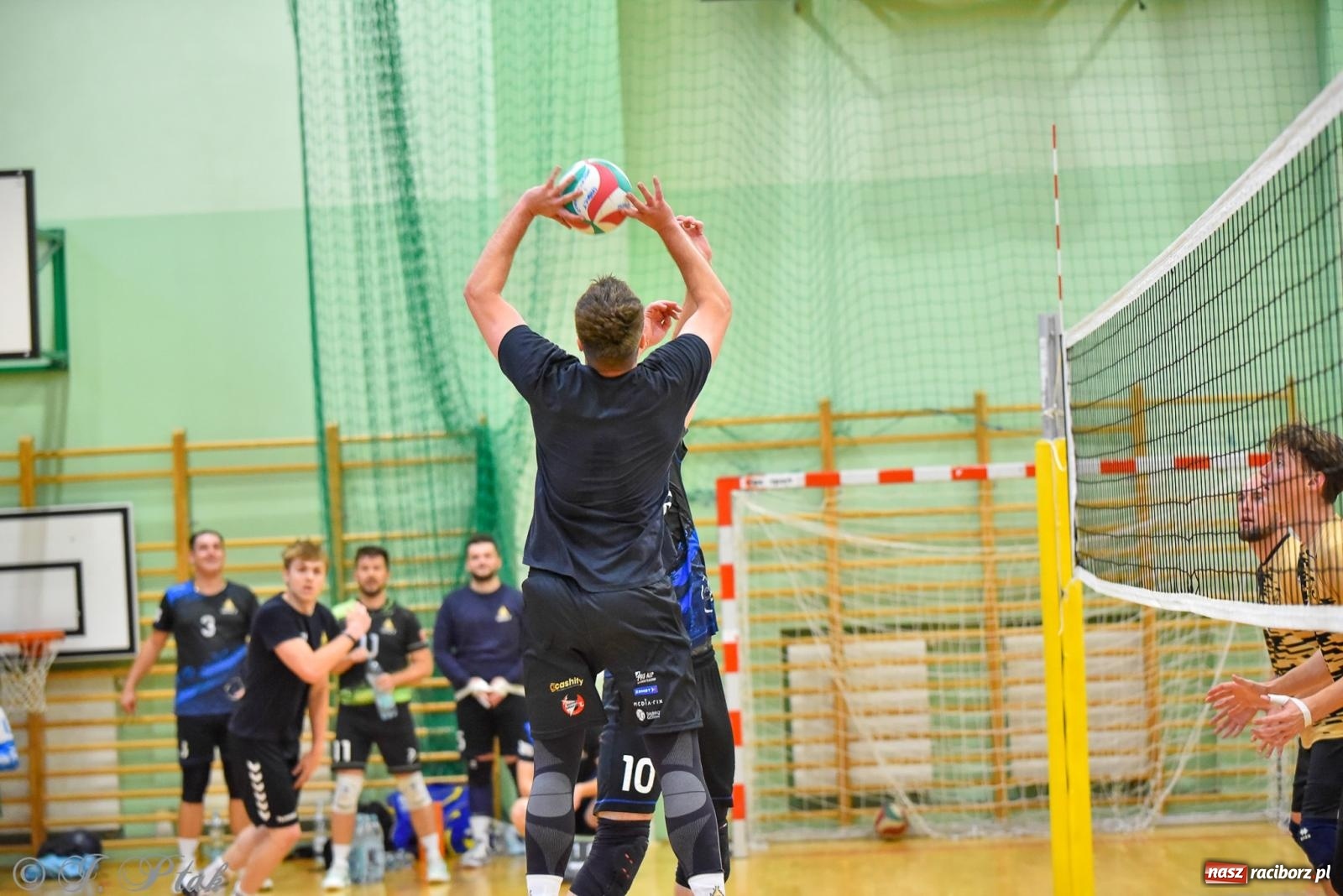 Zdjęcie w galerii na portalu naszraciborz.pl: Siatkarski Turniej Charytatywny w Raciborzu – sport i serca dla Sebastiana wiadomości z regionu