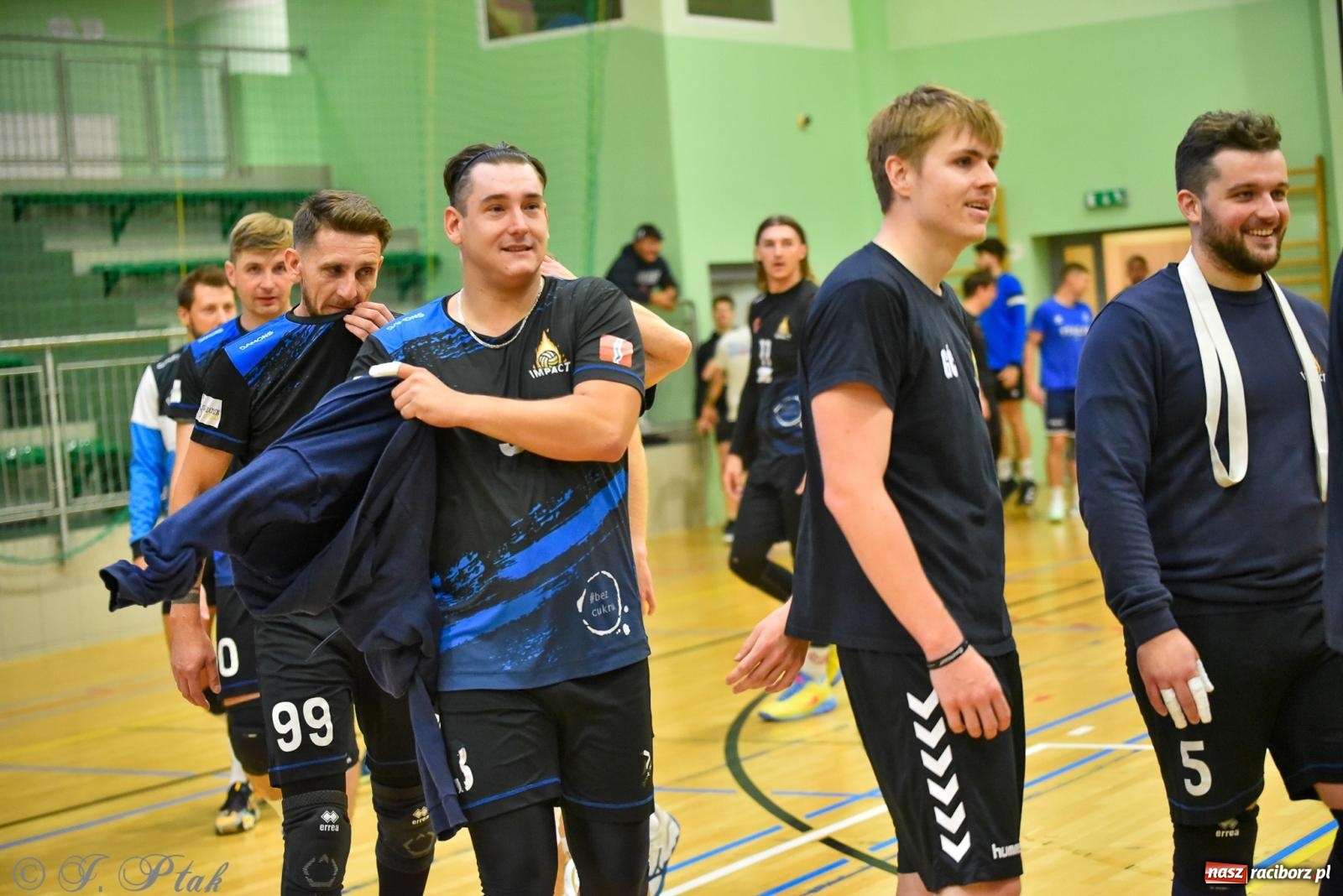 Zdjęcie w galerii na portalu naszraciborz.pl: Siatkarski Turniej Charytatywny w Raciborzu – sport i serca dla Sebastiana wiadomości z regionu