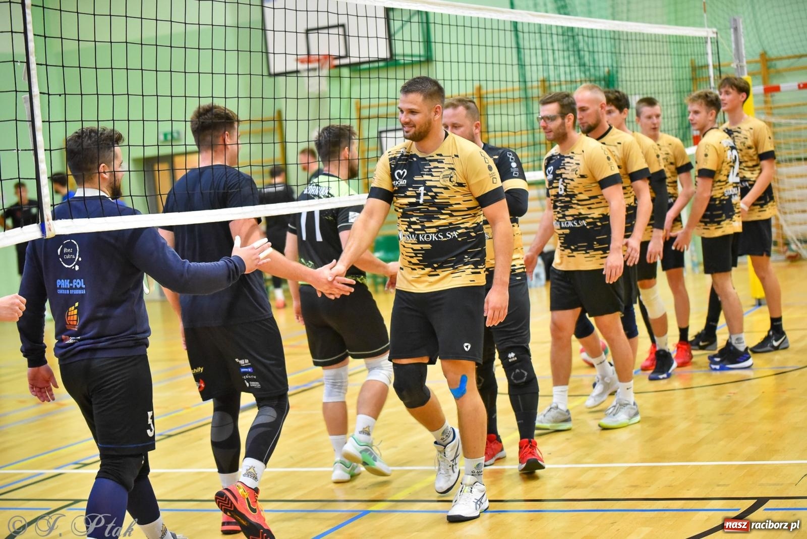 Zdjęcie w galerii na portalu naszraciborz.pl: Siatkarski Turniej Charytatywny w Raciborzu – sport i serca dla Sebastiana wiadomości z regionu
