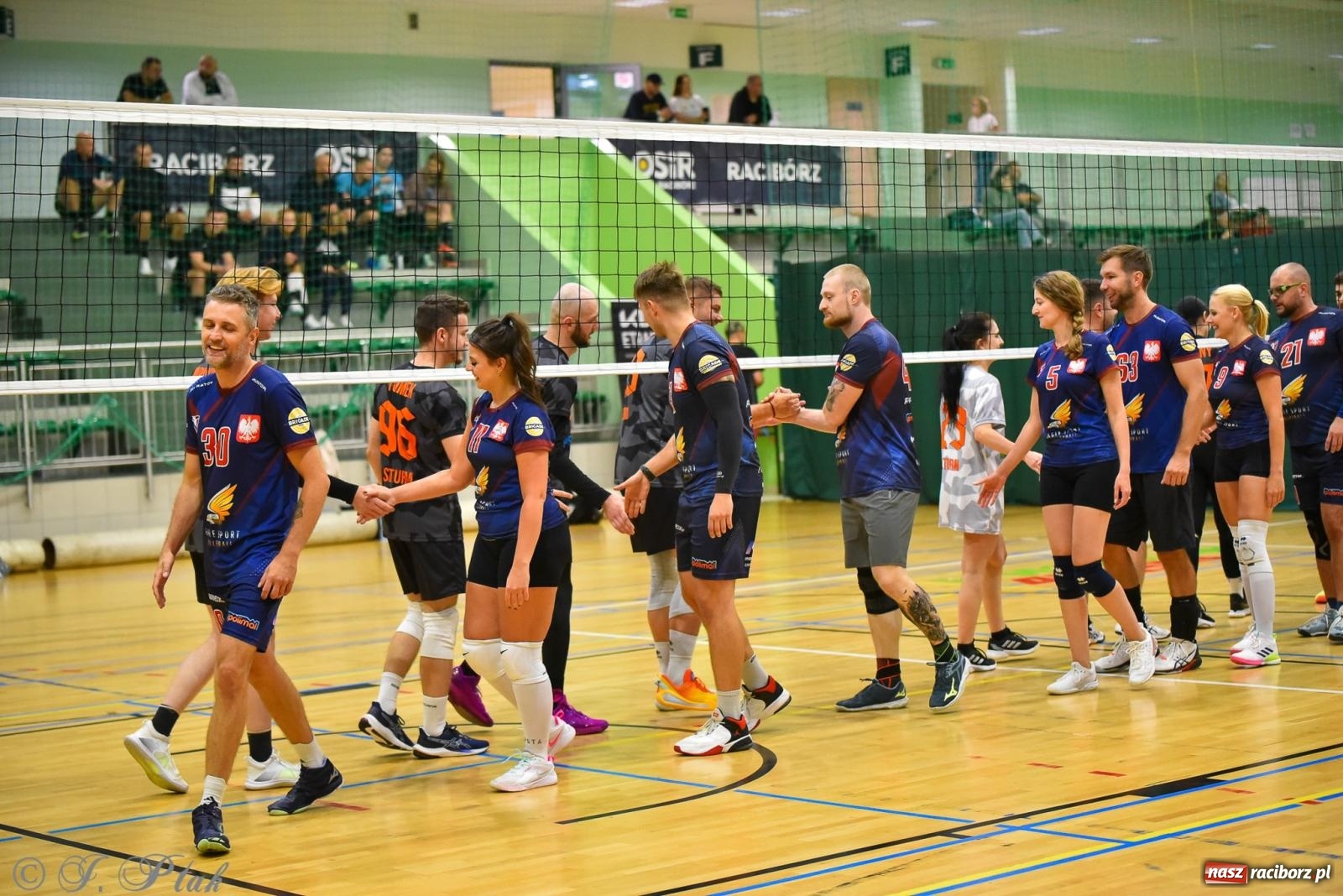 Zdjęcie w galerii na portalu naszraciborz.pl: Siatkarski Turniej Charytatywny w Raciborzu – sport i serca dla Sebastiana wiadomości z regionu