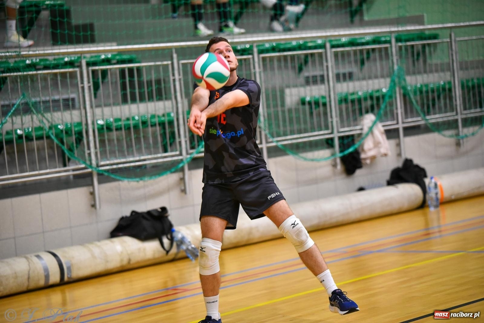 Zdjęcie w galerii na portalu naszraciborz.pl: Siatkarski Turniej Charytatywny w Raciborzu – sport i serca dla Sebastiana wiadomości z regionu