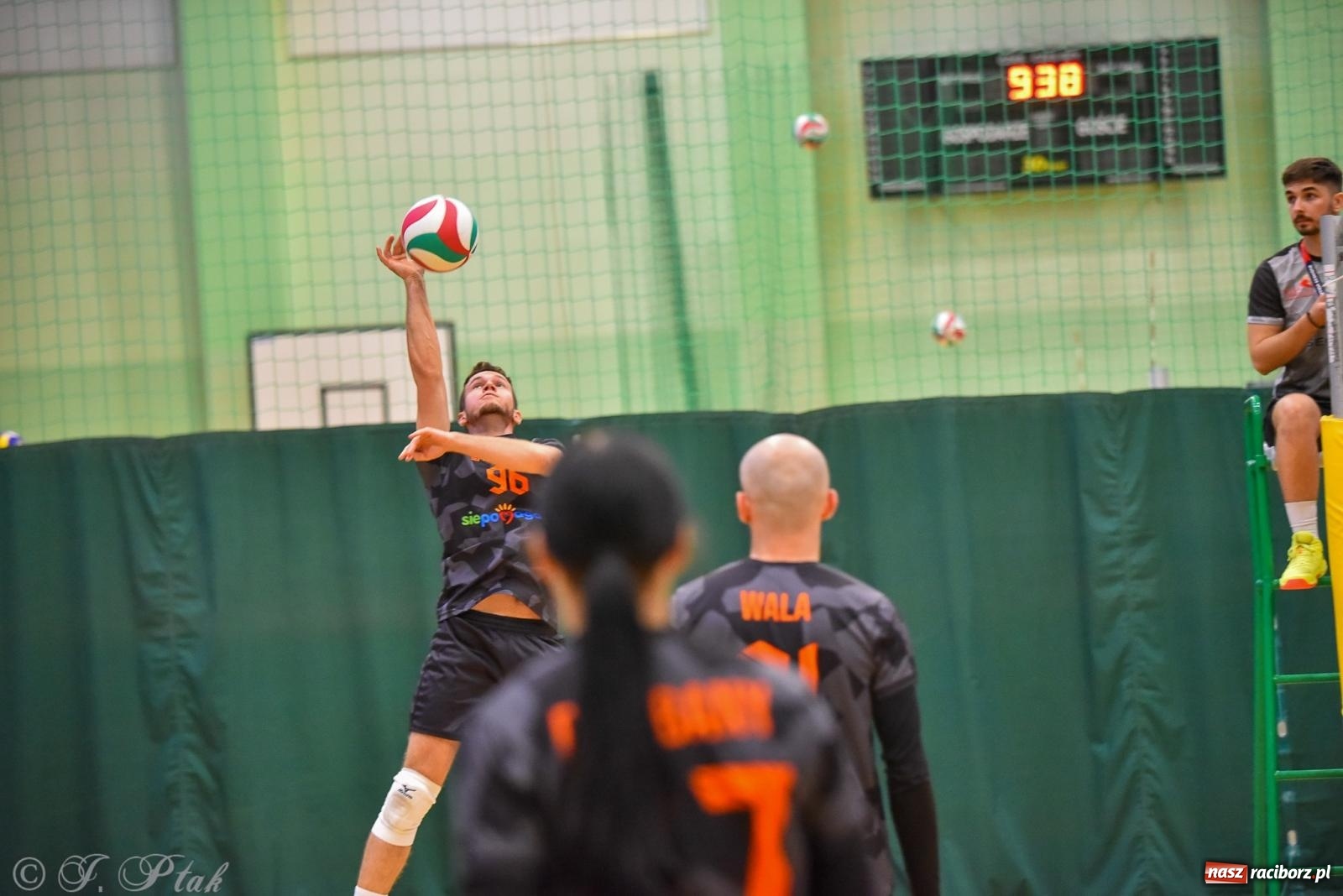 Zdjęcie w galerii na portalu naszraciborz.pl: Siatkarski Turniej Charytatywny w Raciborzu – sport i serca dla Sebastiana wiadomości z regionu