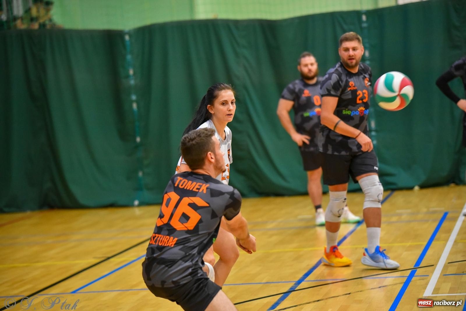 Zdjęcie w galerii na portalu naszraciborz.pl: Siatkarski Turniej Charytatywny w Raciborzu – sport i serca dla Sebastiana wiadomości z regionu