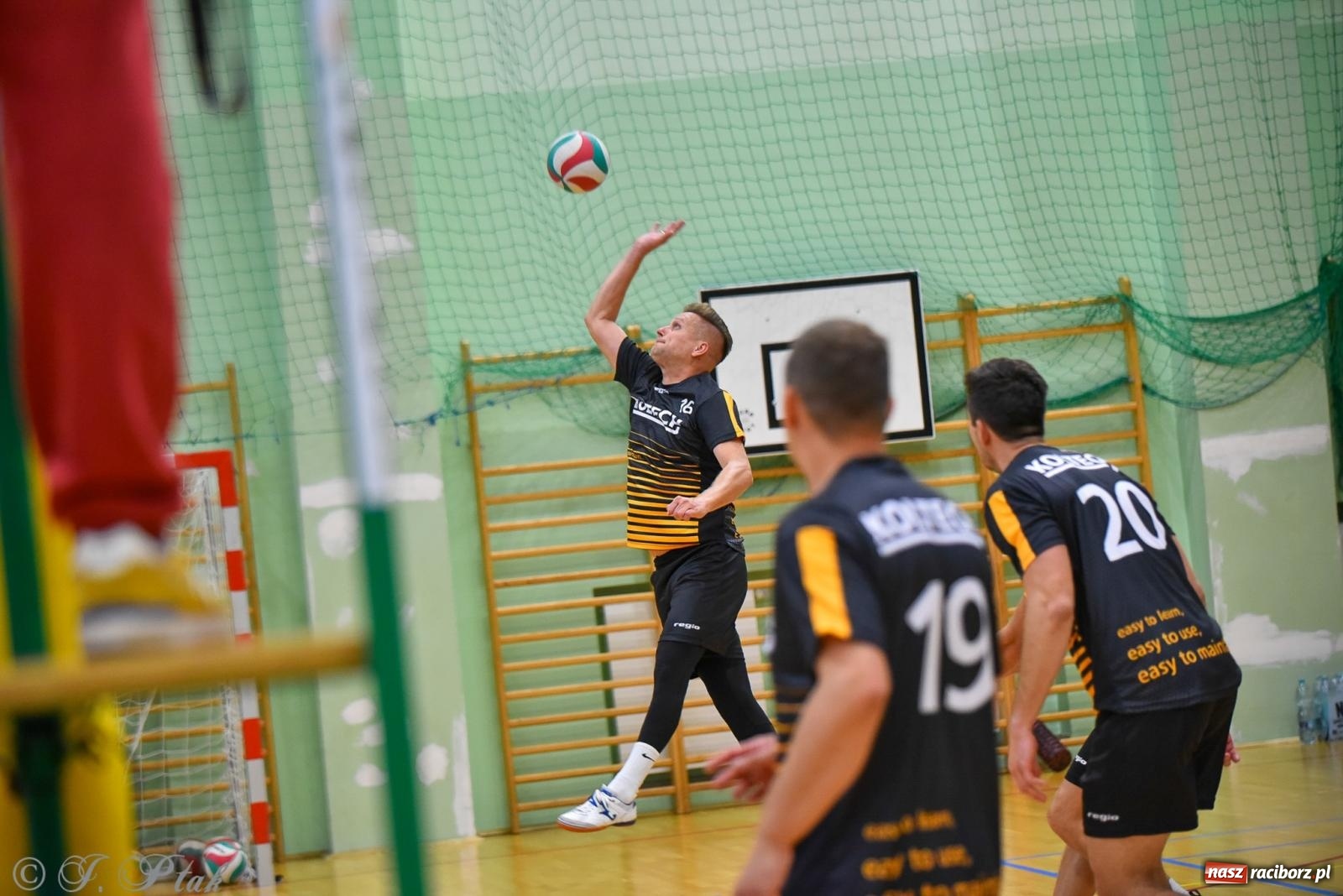 Zdjęcie w galerii na portalu naszraciborz.pl: Siatkarski Turniej Charytatywny w Raciborzu – sport i serca dla Sebastiana wiadomości z regionu