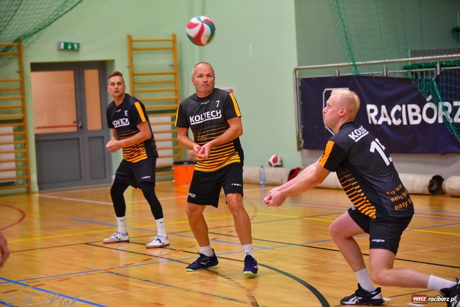 Zdjęcie w galerii na portalu naszraciborz.pl: Siatkarski Turniej Charytatywny w Raciborzu – sport i serca dla Sebastiana wiadomości z regionu