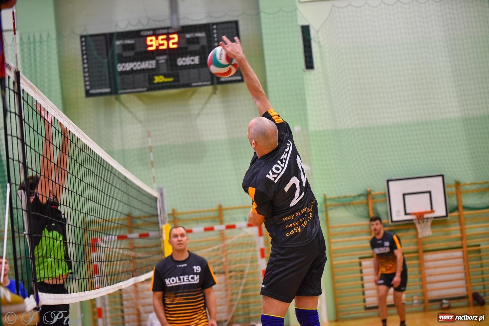 Zdjęcie w galerii na portalu naszraciborz.pl: Siatkarski Turniej Charytatywny w Raciborzu – sport i serca dla Sebastiana wiadomości z regionu