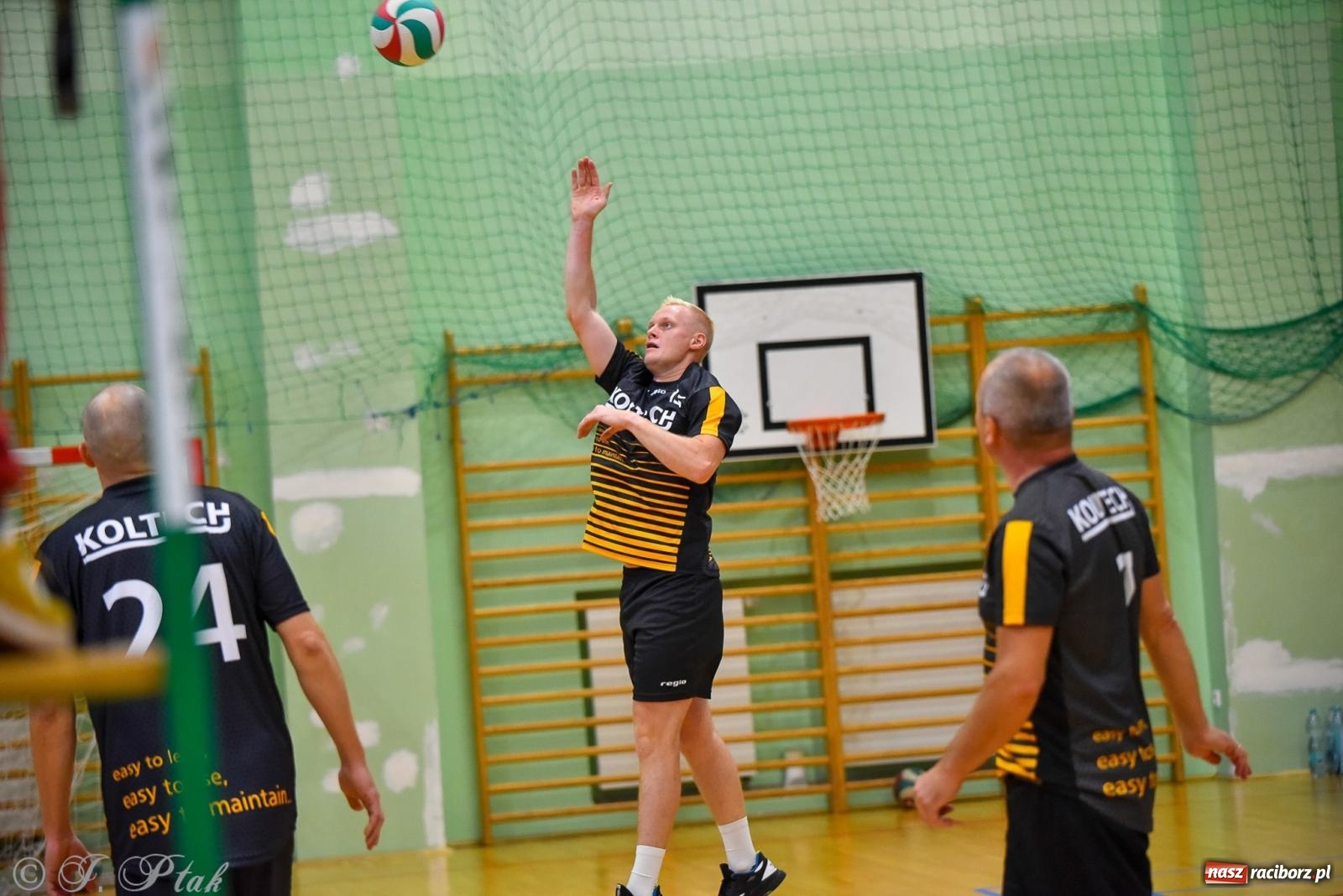 Zdjęcie w galerii na portalu naszraciborz.pl: Siatkarski Turniej Charytatywny w Raciborzu – sport i serca dla Sebastiana wiadomości z regionu