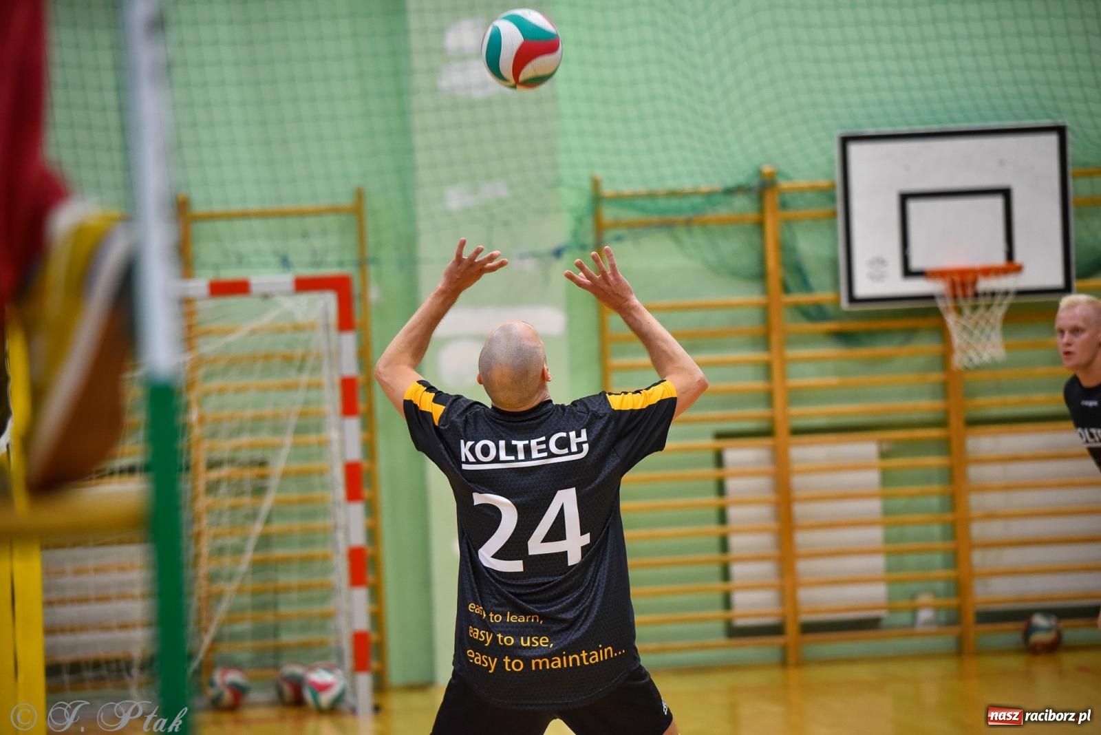 Zdjęcie w galerii na portalu naszraciborz.pl: Siatkarski Turniej Charytatywny w Raciborzu – sport i serca dla Sebastiana wiadomości z regionu