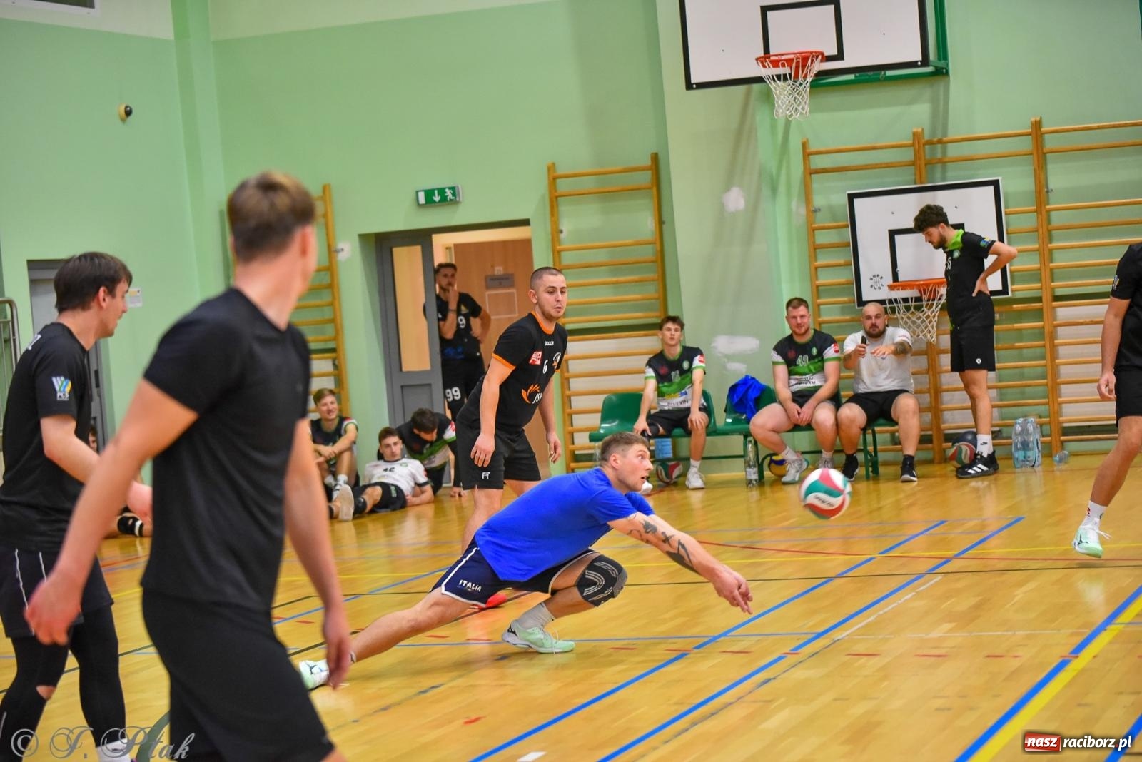 Zdjęcie w galerii na portalu naszraciborz.pl: Siatkarski Turniej Charytatywny w Raciborzu – sport i serca dla Sebastiana wiadomości z regionu