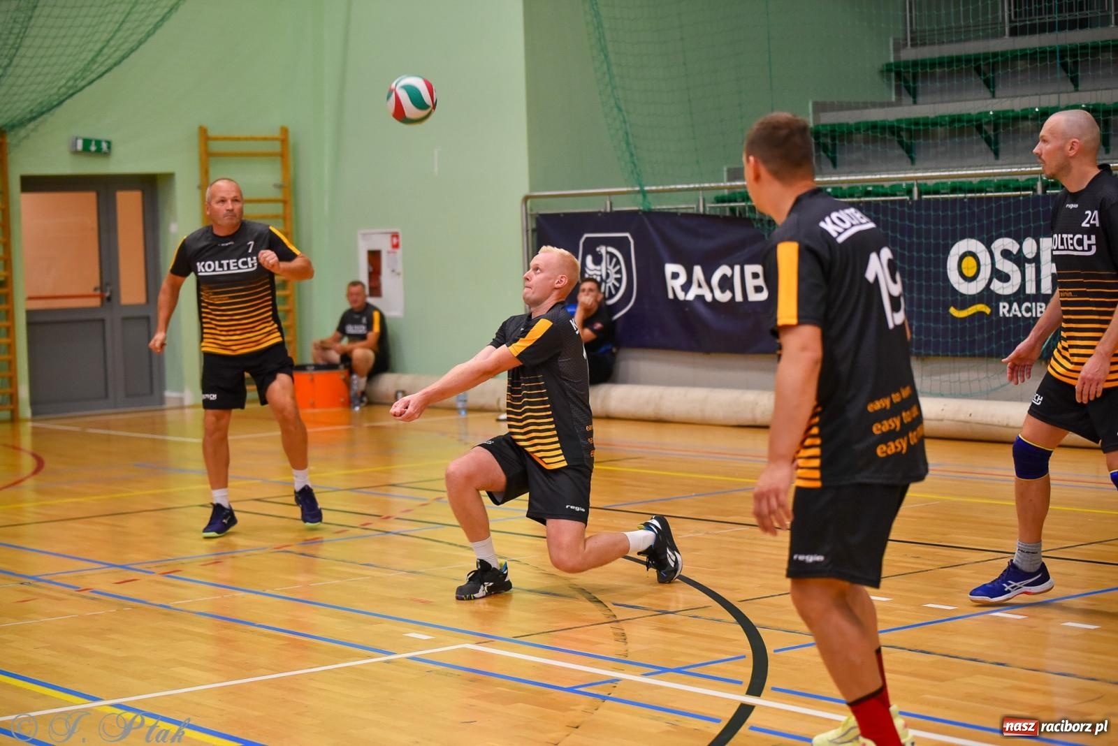 Zdjęcie w galerii na portalu naszraciborz.pl: Siatkarski Turniej Charytatywny w Raciborzu – sport i serca dla Sebastiana wiadomości z regionu