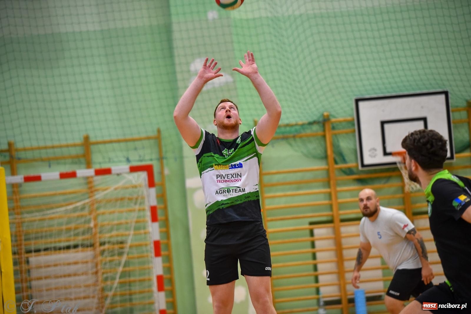 Zdjęcie w galerii na portalu naszraciborz.pl: Siatkarski Turniej Charytatywny w Raciborzu – sport i serca dla Sebastiana wiadomości z regionu