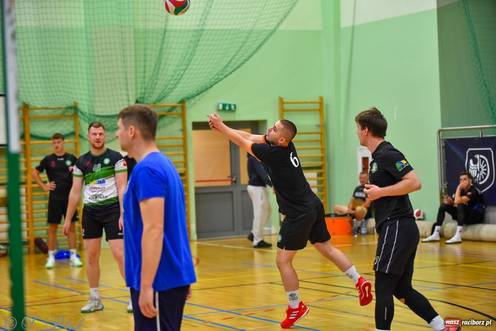 Zdjęcie w galerii na portalu naszraciborz.pl: Siatkarski Turniej Charytatywny w Raciborzu – sport i serca dla Sebastiana wiadomości z regionu