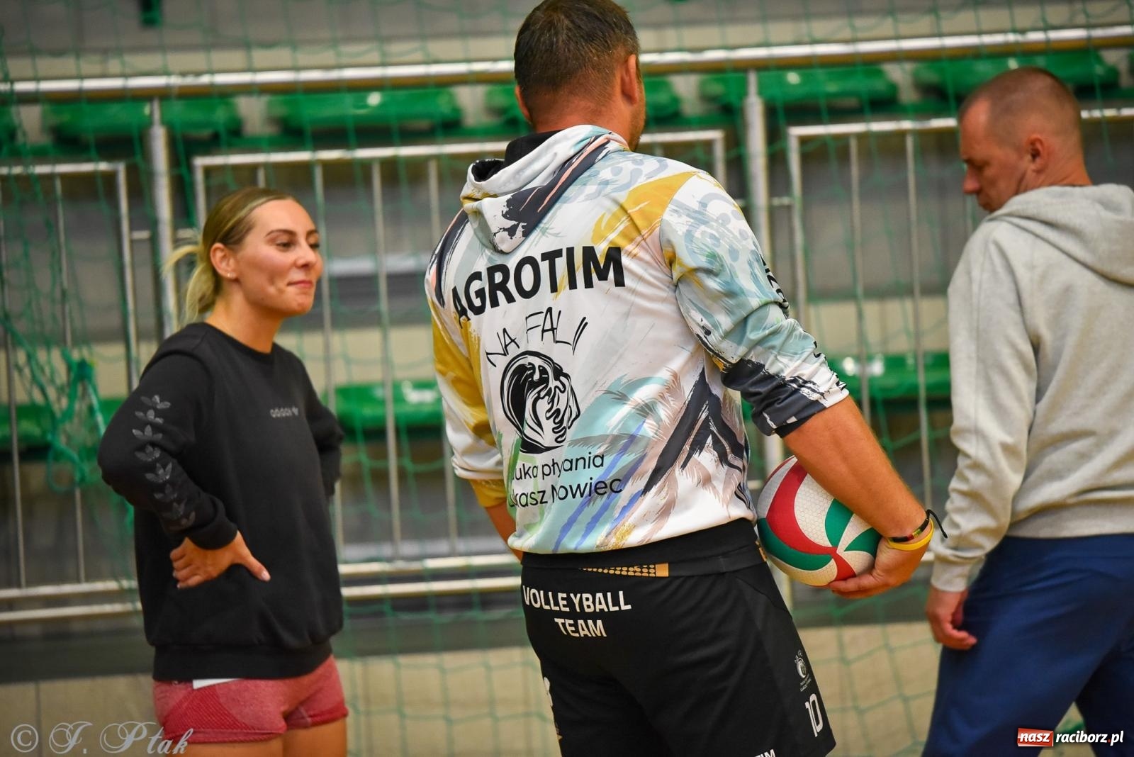 Zdjęcie w galerii na portalu naszraciborz.pl: Siatkarski Turniej Charytatywny w Raciborzu – sport i serca dla Sebastiana wiadomości z regionu