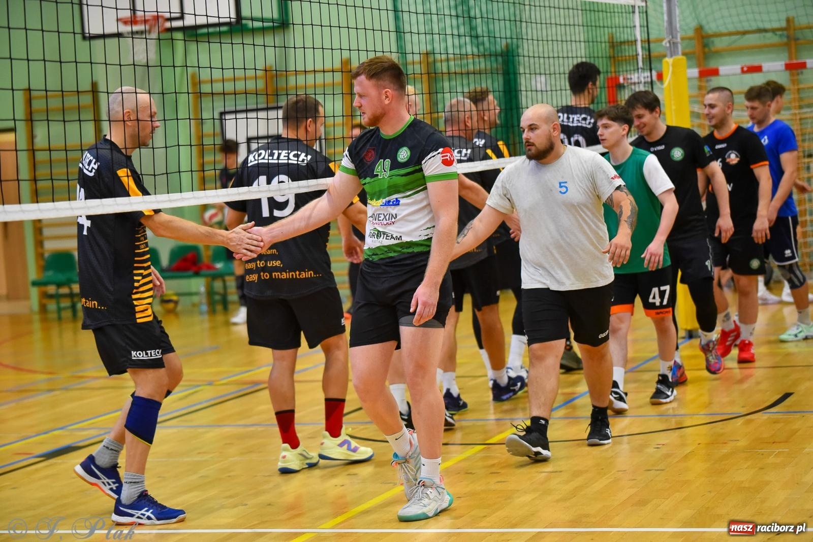 Zdjęcie w galerii na portalu naszraciborz.pl: Siatkarski Turniej Charytatywny w Raciborzu – sport i serca dla Sebastiana wiadomości z regionu