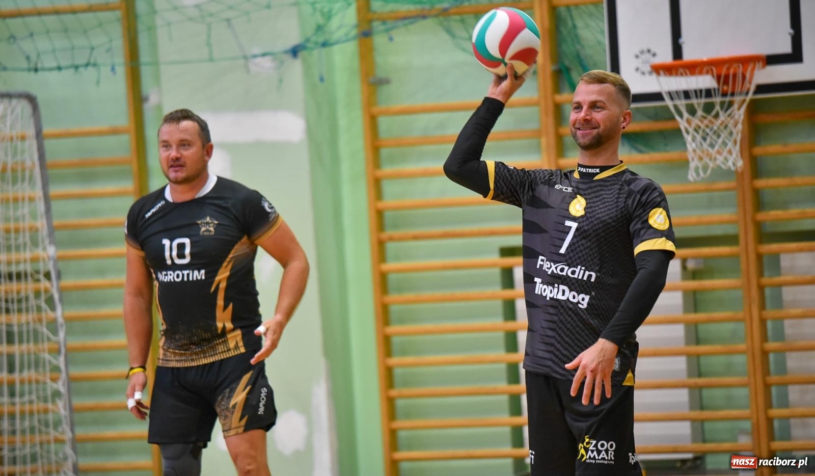 Zdjęcie w galerii na portalu naszraciborz.pl: Siatkarski Turniej Charytatywny w Raciborzu – sport i serca dla Sebastiana wiadomości z regionu