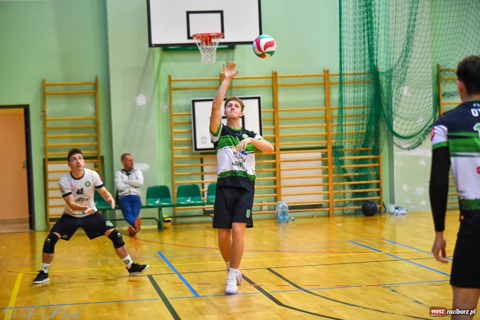 Zdjęcie w galerii na portalu naszraciborz.pl: Siatkarski Turniej Charytatywny w Raciborzu – sport i serca dla Sebastiana wiadomości z regionu