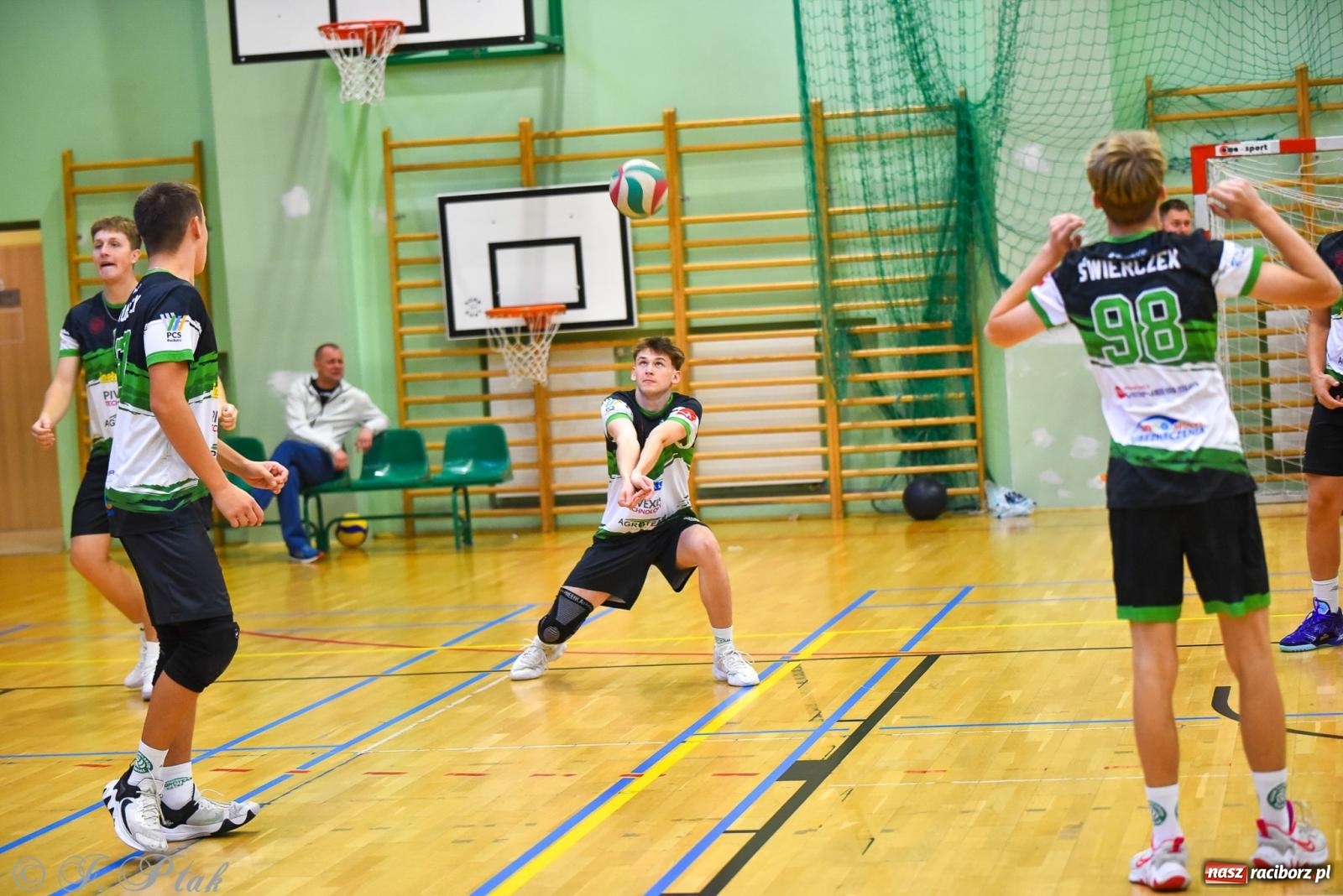 Zdjęcie w galerii na portalu naszraciborz.pl: Siatkarski Turniej Charytatywny w Raciborzu – sport i serca dla Sebastiana wiadomości z regionu