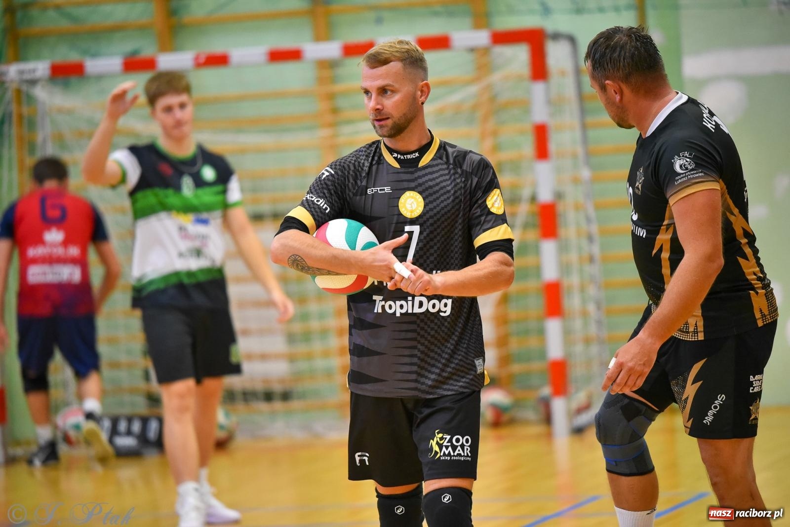 Zdjęcie w galerii na portalu naszraciborz.pl: Siatkarski Turniej Charytatywny w Raciborzu – sport i serca dla Sebastiana wiadomości z regionu