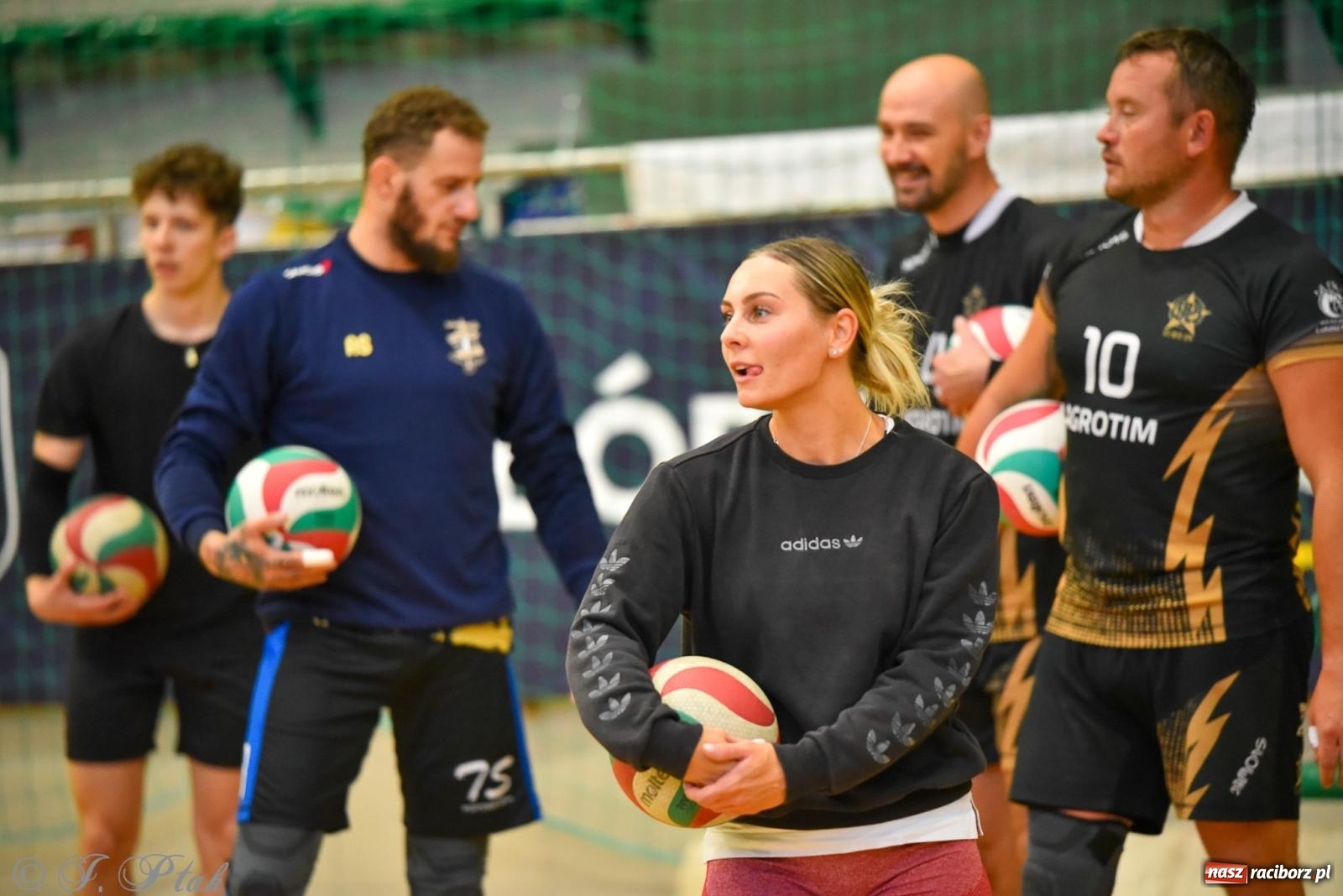 Zdjęcie w galerii na portalu naszraciborz.pl: Siatkarski Turniej Charytatywny w Raciborzu – sport i serca dla Sebastiana wiadomości z regionu