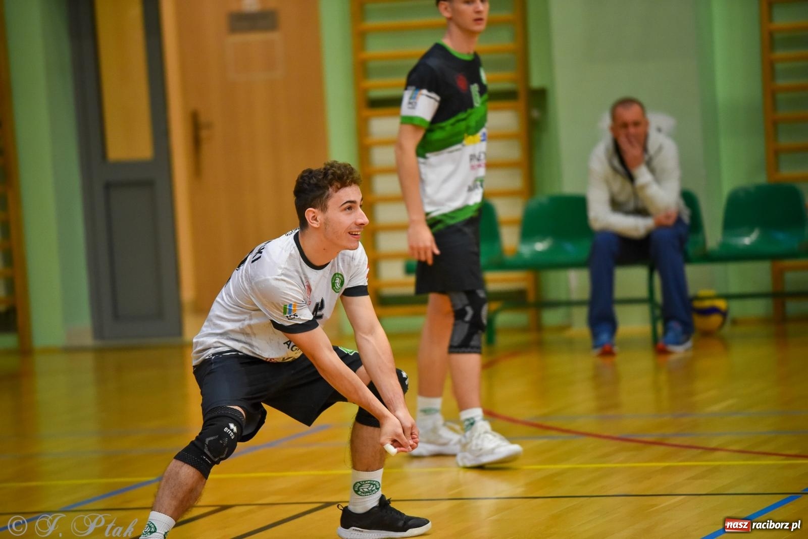 Zdjęcie w galerii na portalu naszraciborz.pl: Siatkarski Turniej Charytatywny w Raciborzu – sport i serca dla Sebastiana wiadomości z regionu