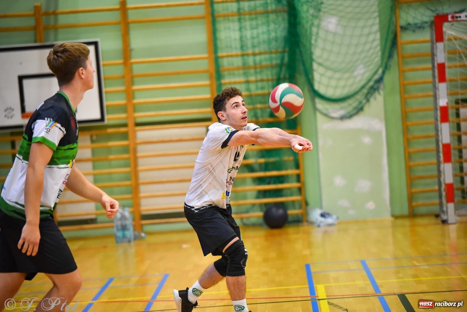 Zdjęcie w galerii na portalu naszraciborz.pl: Siatkarski Turniej Charytatywny w Raciborzu – sport i serca dla Sebastiana wiadomości z regionu