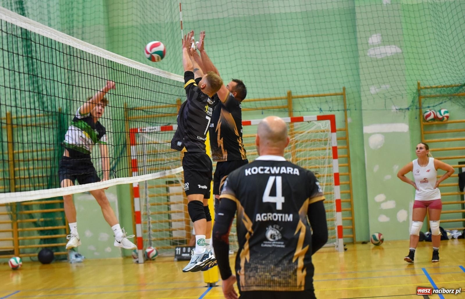 Zdjęcie w galerii na portalu naszraciborz.pl: Siatkarski Turniej Charytatywny w Raciborzu – sport i serca dla Sebastiana wiadomości z regionu