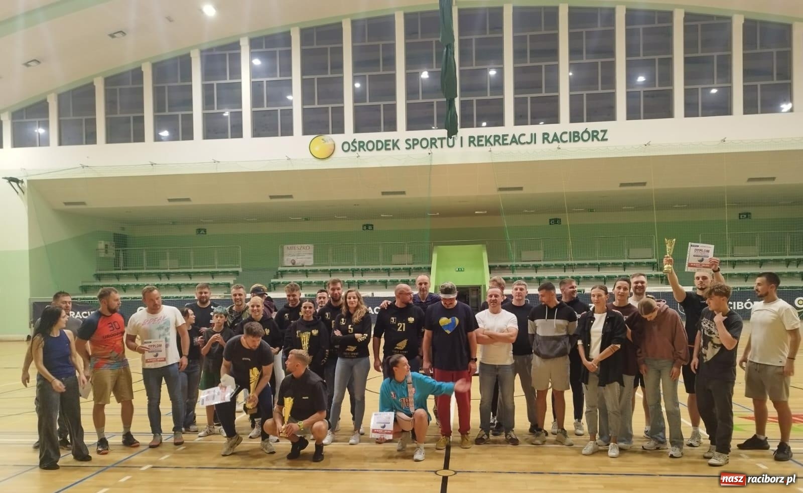 Zdjęcie w galerii na portalu naszraciborz.pl: Siatkarski Turniej Charytatywny w Raciborzu – sport i serca dla Sebastiana wiadomości z regionu