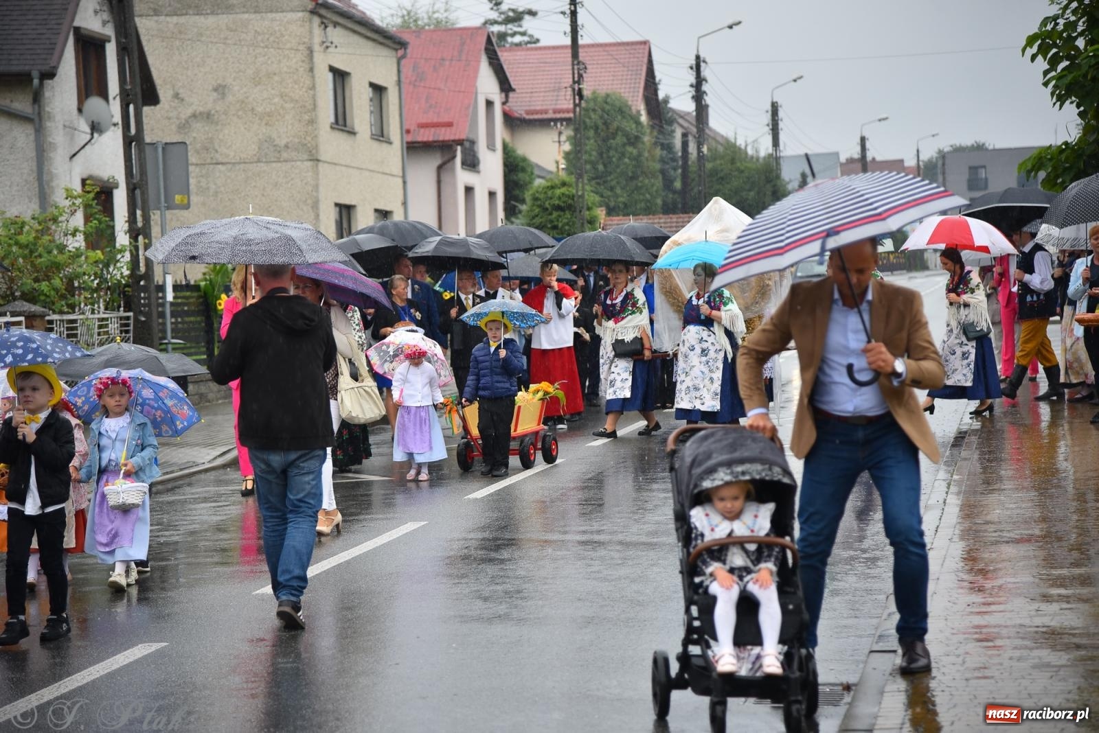 Zdjęcie w galerii na portalu naszraciborz.pl: Dożynki 2025. Tworków nie przestraszył się deszczu [FOTO i WIDEO] wiadomości z regionu
