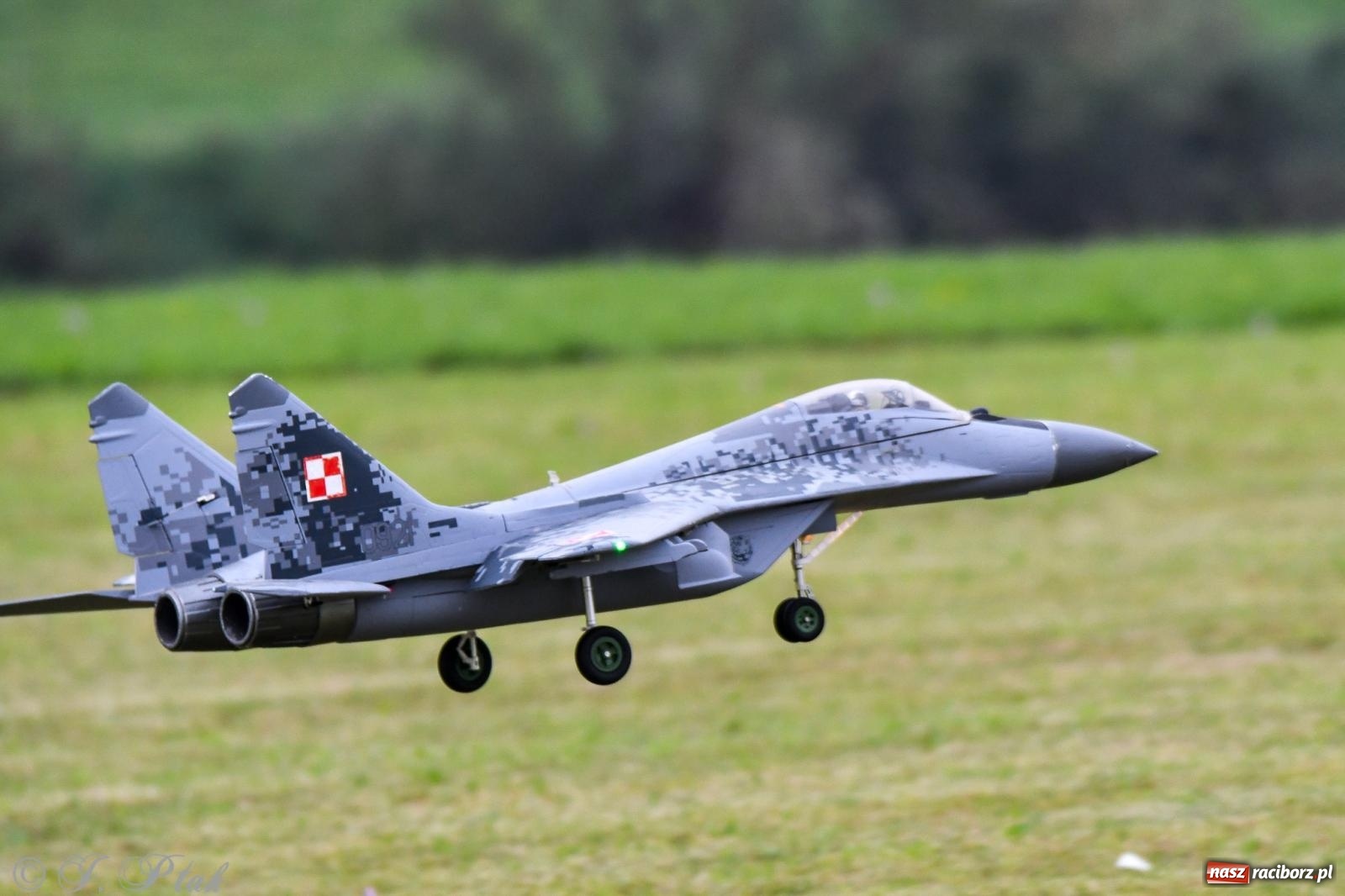 Zdjęcie w galerii na portalu naszraciborz.pl: Pogoda przerwała finał raciborskiego RC Airshow [FOTO] wiadomości z regionu