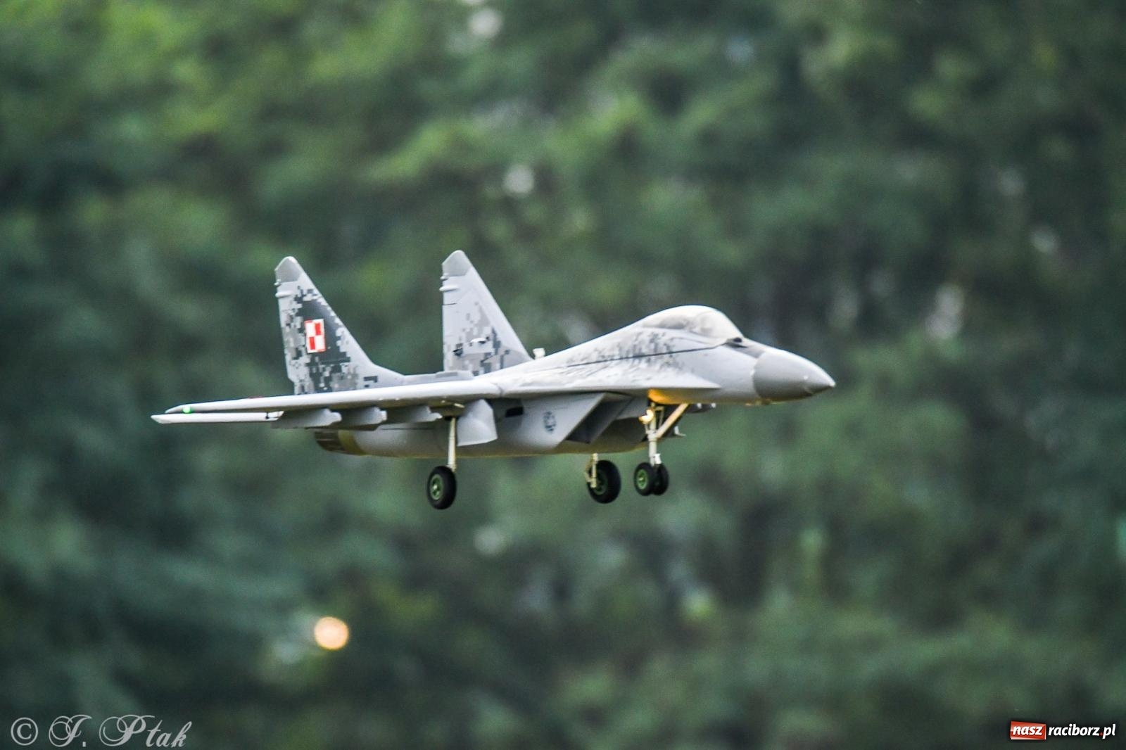 Zdjęcie w galerii na portalu naszraciborz.pl: Pogoda przerwała finał raciborskiego RC Airshow [FOTO] wiadomości z regionu