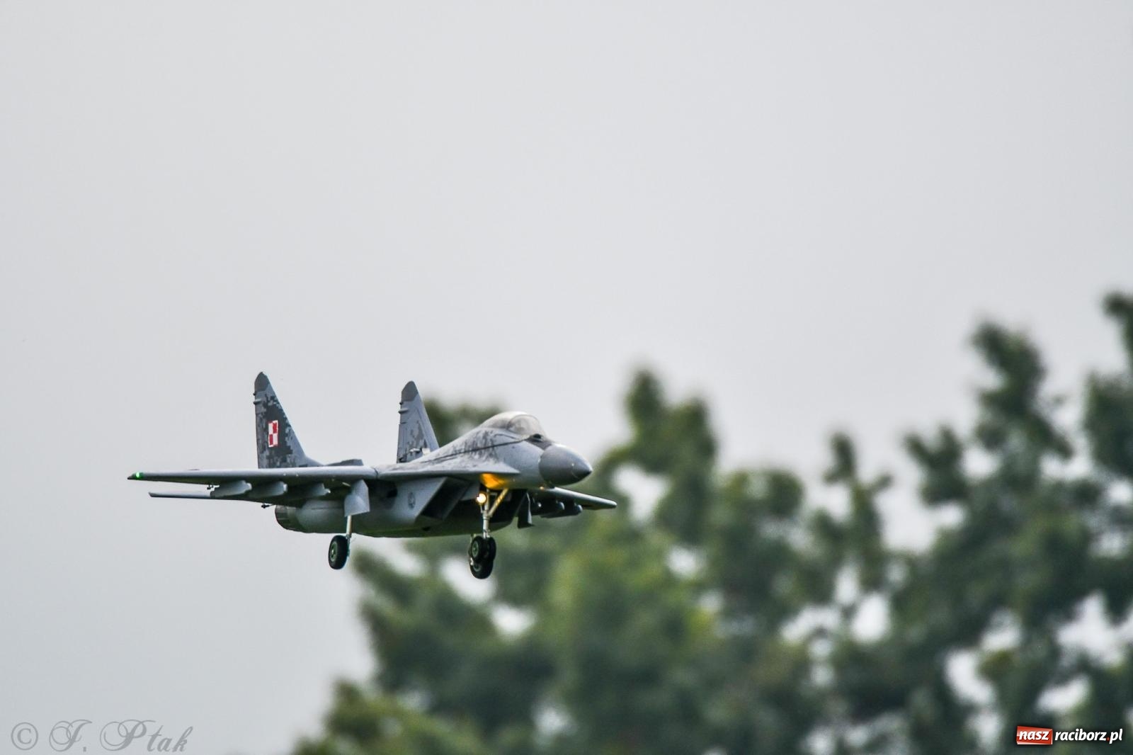 Zdjęcie w galerii na portalu naszraciborz.pl: Pogoda przerwała finał raciborskiego RC Airshow [FOTO] wiadomości z regionu