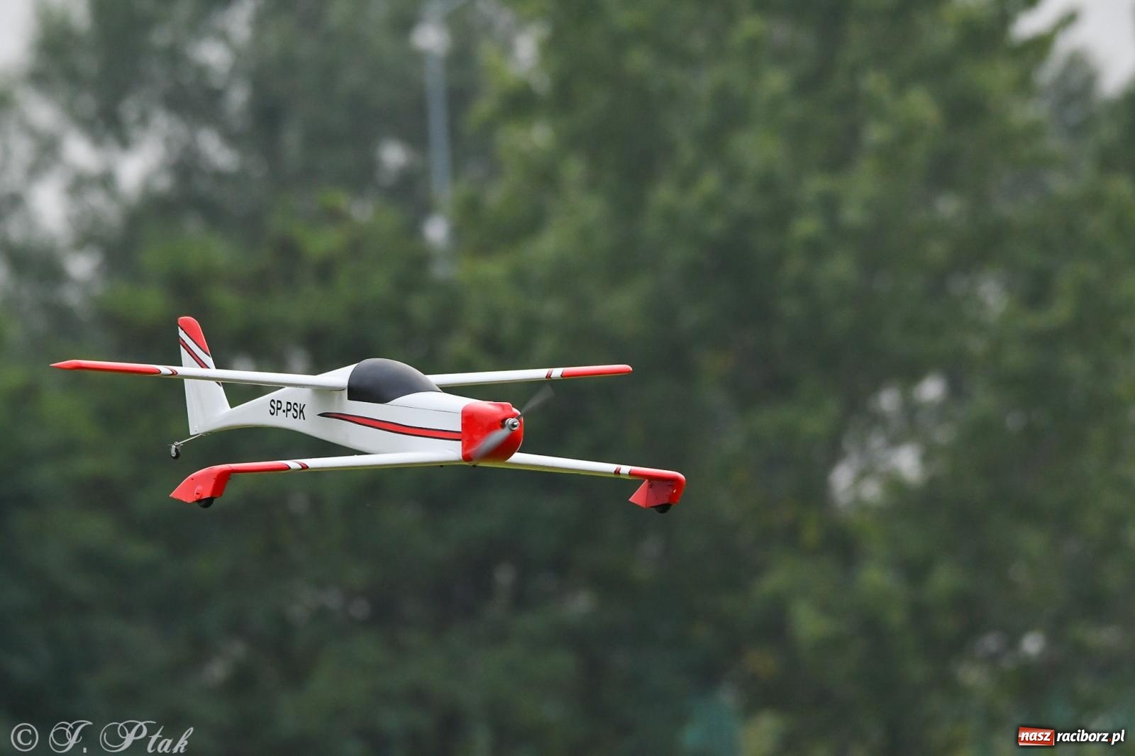 Zdjęcie w galerii na portalu naszraciborz.pl: Pogoda przerwała finał raciborskiego RC Airshow [FOTO] wiadomości z regionu