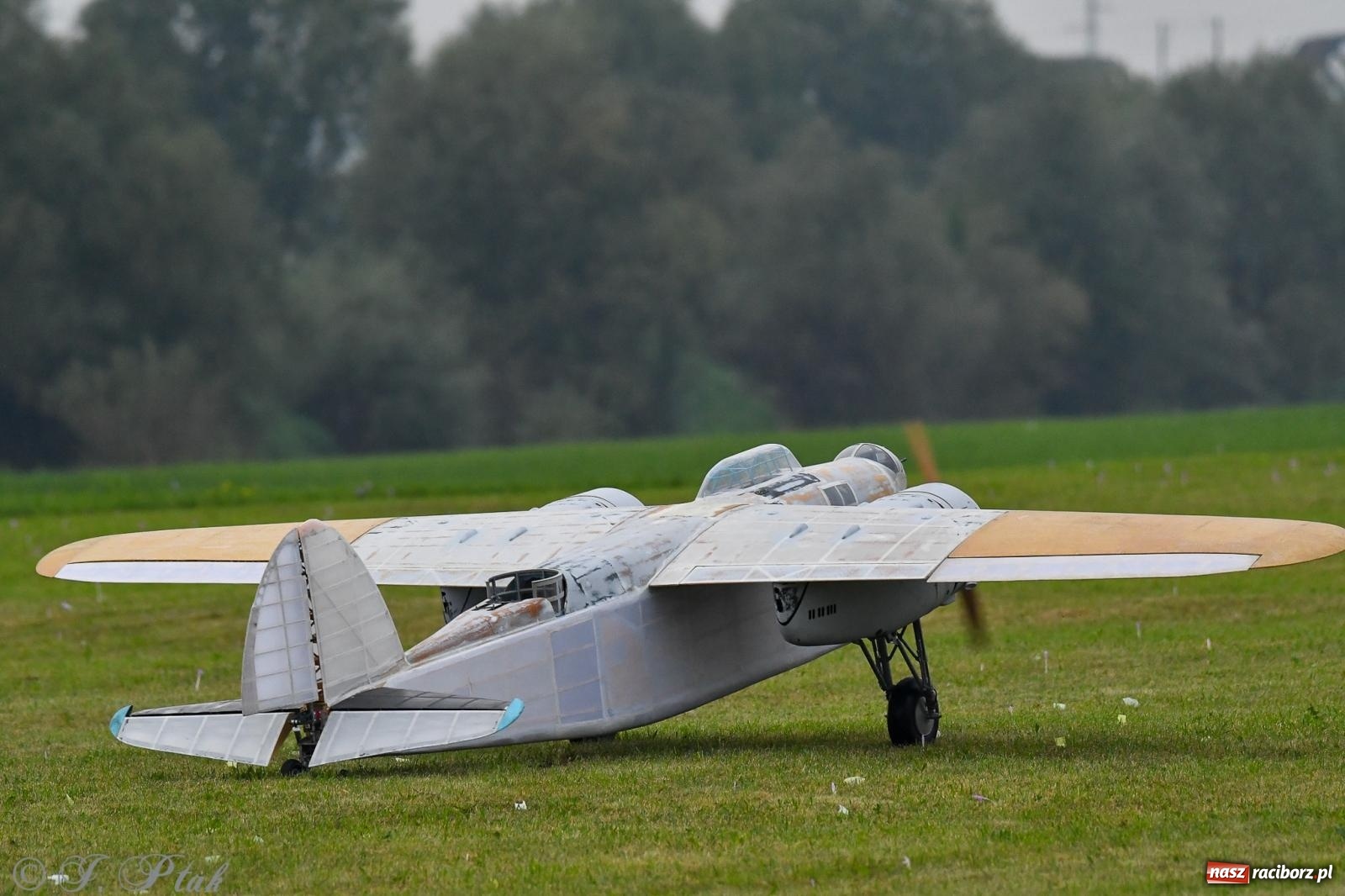 Zdjęcie w galerii na portalu naszraciborz.pl: Pogoda przerwała finał raciborskiego RC Airshow [FOTO] wiadomości z regionu