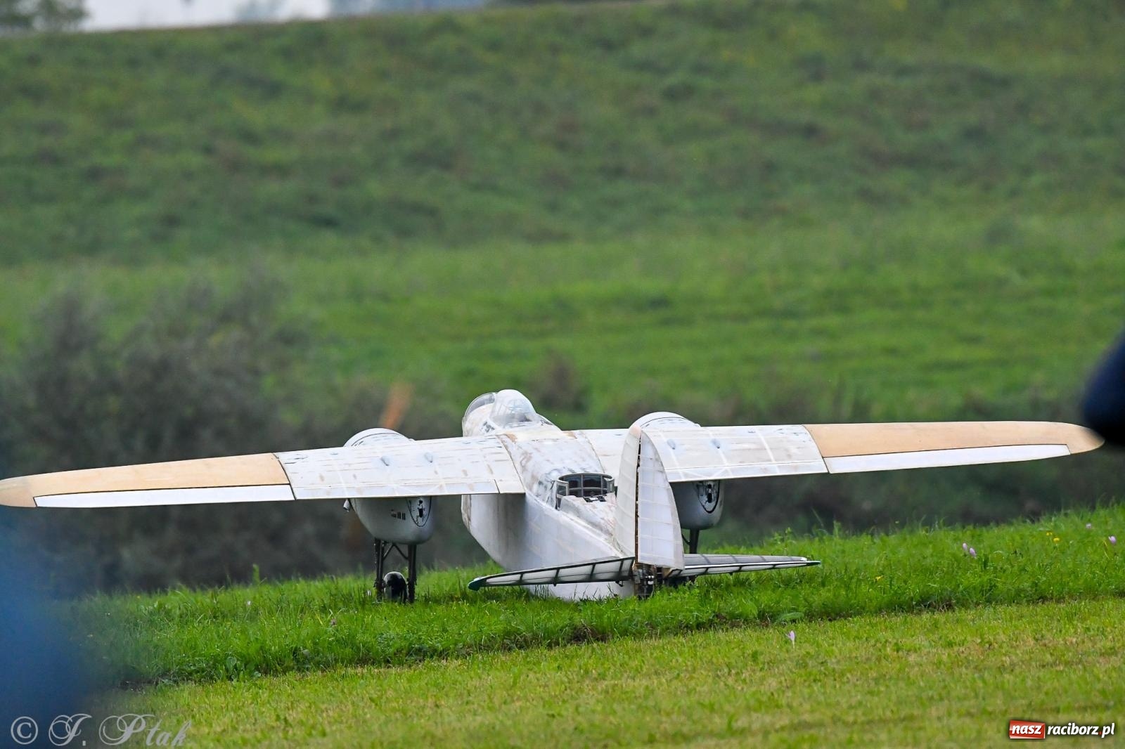 Zdjęcie w galerii na portalu naszraciborz.pl: Pogoda przerwała finał raciborskiego RC Airshow [FOTO] wiadomości z regionu