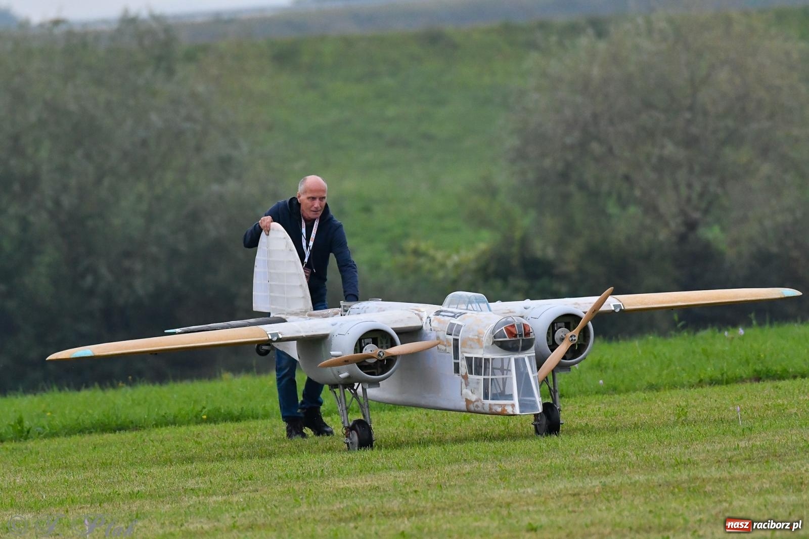 Zdjęcie w galerii na portalu naszraciborz.pl: Pogoda przerwała finał raciborskiego RC Airshow [FOTO] wiadomości z regionu