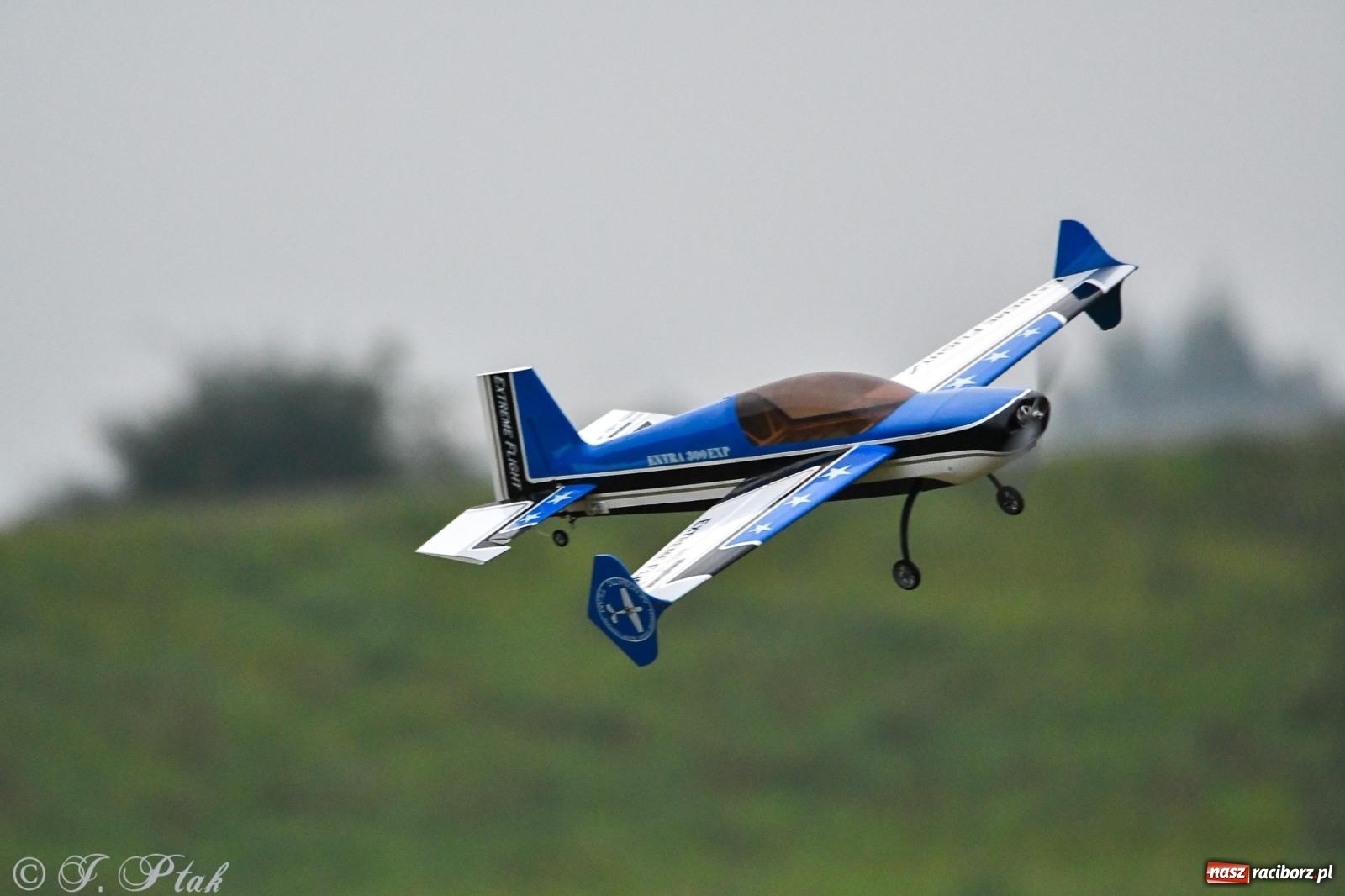 Zdjęcie w galerii na portalu naszraciborz.pl: Pogoda przerwała finał raciborskiego RC Airshow [FOTO] wiadomości z regionu