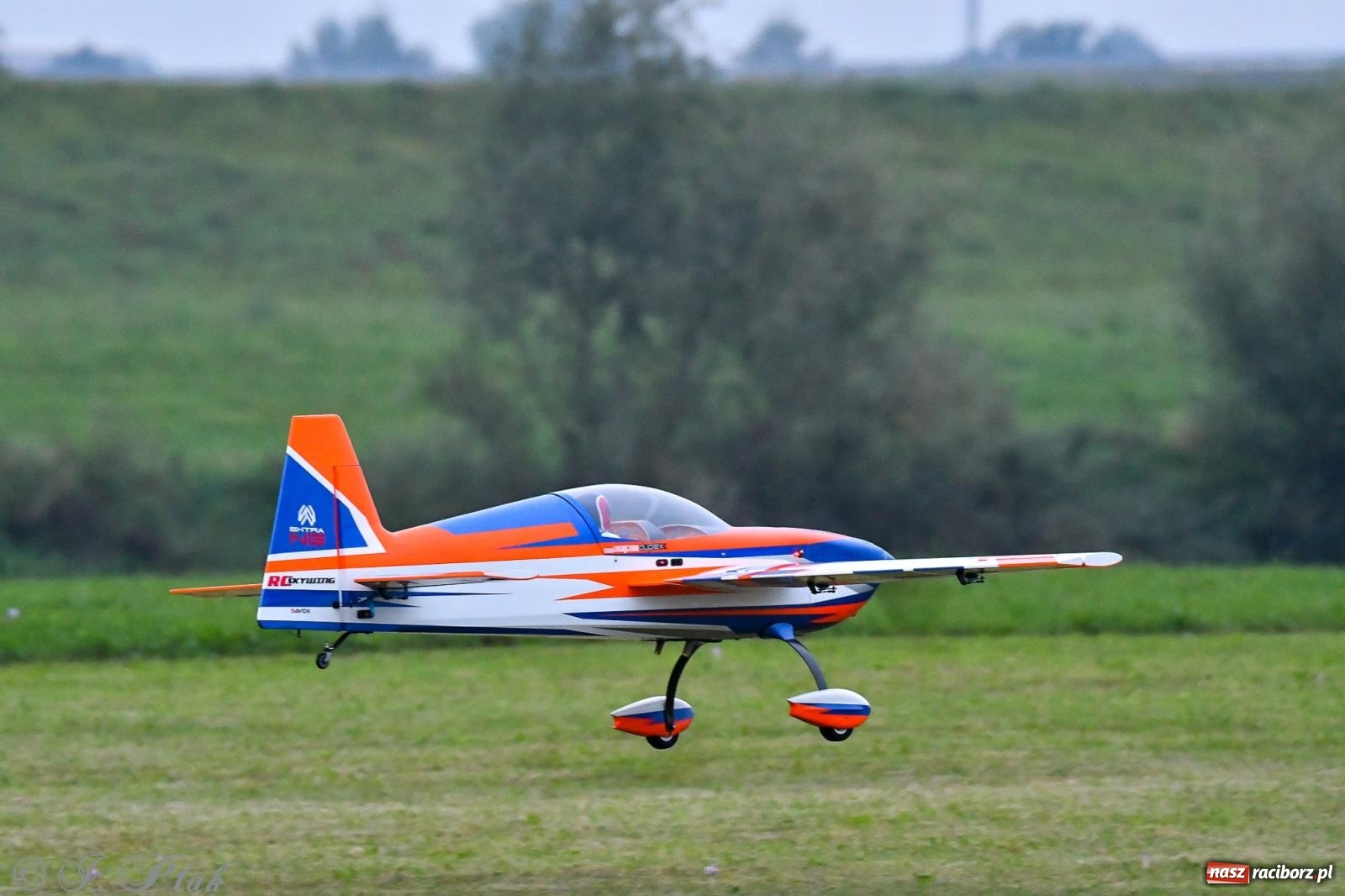 Zdjęcie w galerii na portalu naszraciborz.pl: Pogoda przerwała finał raciborskiego RC Airshow [FOTO] wiadomości z regionu
