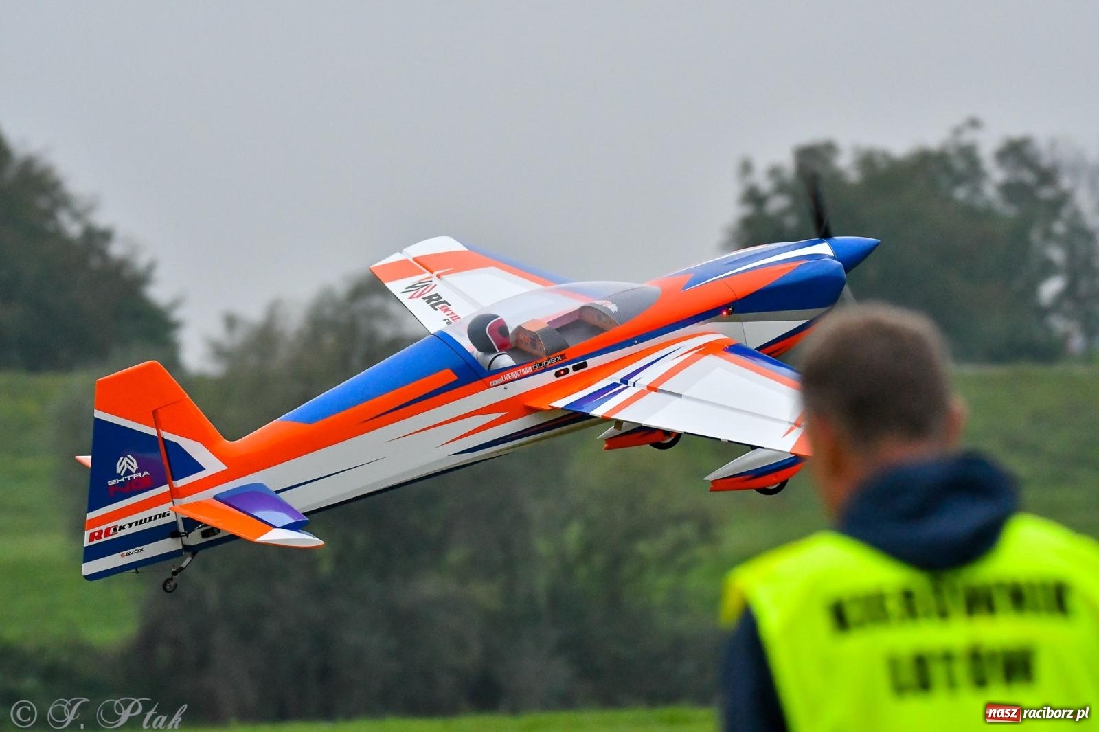 Zdjęcie w galerii na portalu naszraciborz.pl: Pogoda przerwała finał raciborskiego RC Airshow [FOTO] wiadomości z regionu