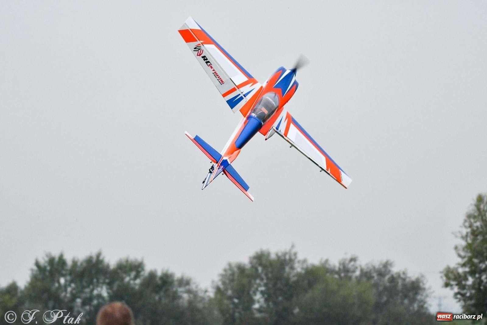 Zdjęcie w galerii na portalu naszraciborz.pl: Pogoda przerwała finał raciborskiego RC Airshow [FOTO] wiadomości z regionu