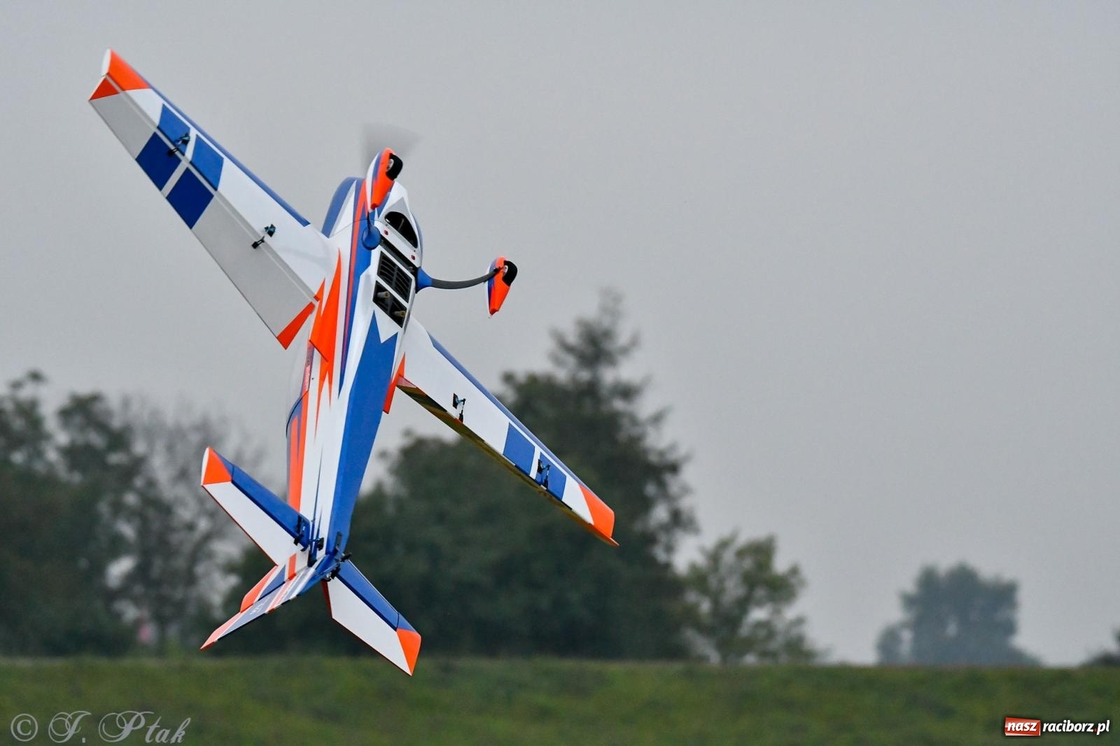 Zdjęcie w galerii na portalu naszraciborz.pl: Pogoda przerwała finał raciborskiego RC Airshow [FOTO] wiadomości z regionu